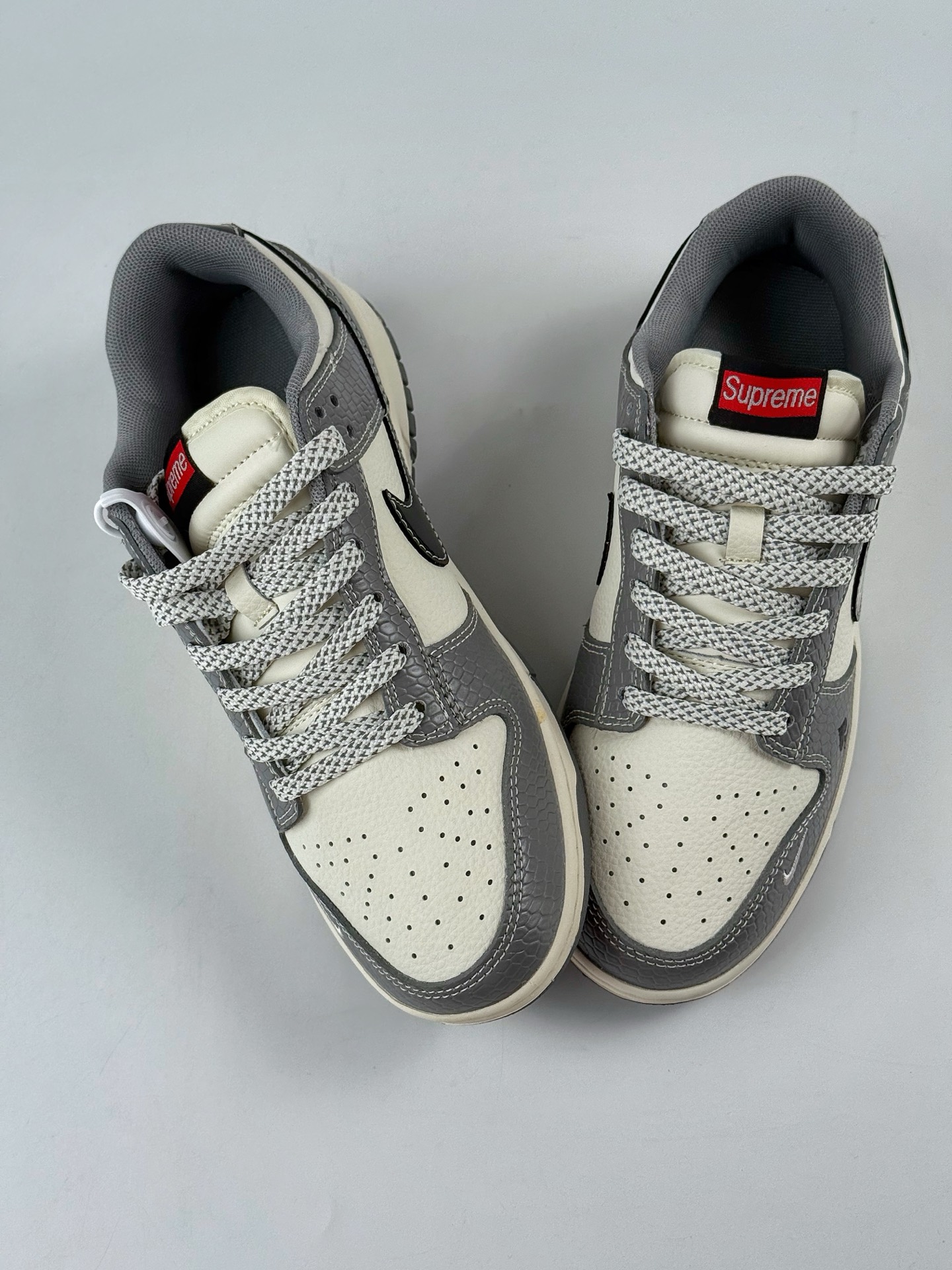 Nike SB Dunk Low x Superme 灰白小勾满天星 HS2506-235