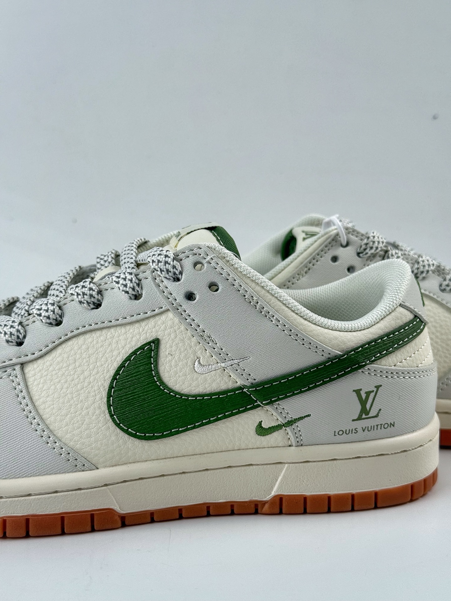Nike SB Dunk Low x Louis Vuitton 灰白双小勾满天星 JP1628-032