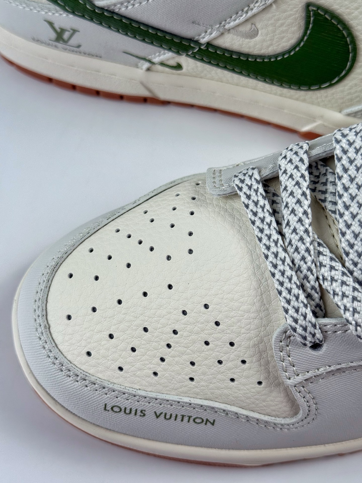 Nike SB Dunk Low x Louis Vuitton 灰白双小勾满天星 JP1628-032