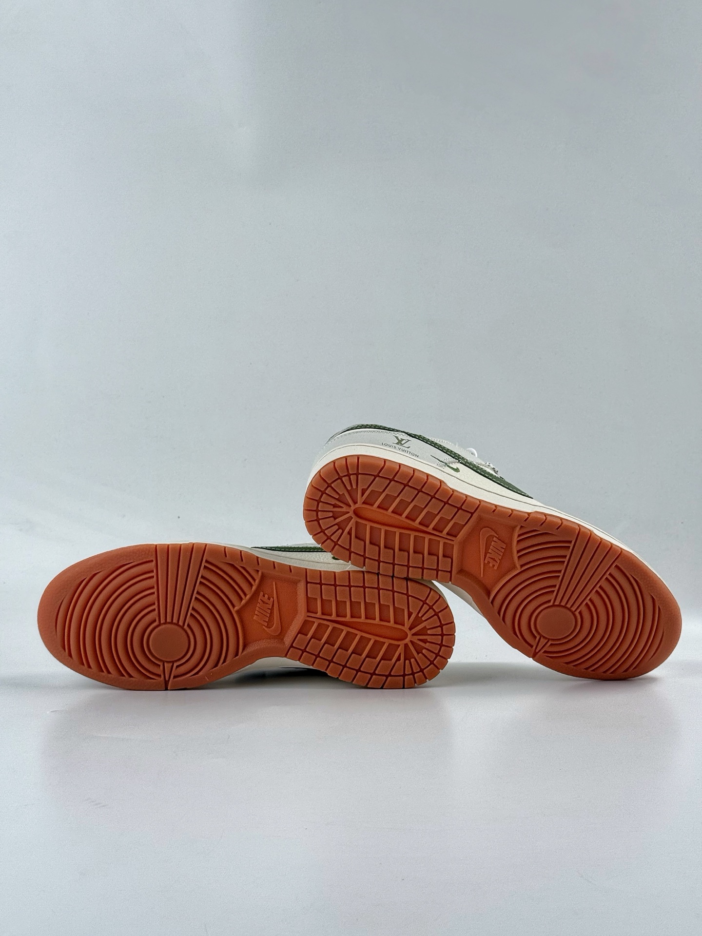 Nike SB Dunk Low x Louis Vuitton 灰白双小勾满天星 JP1628-032