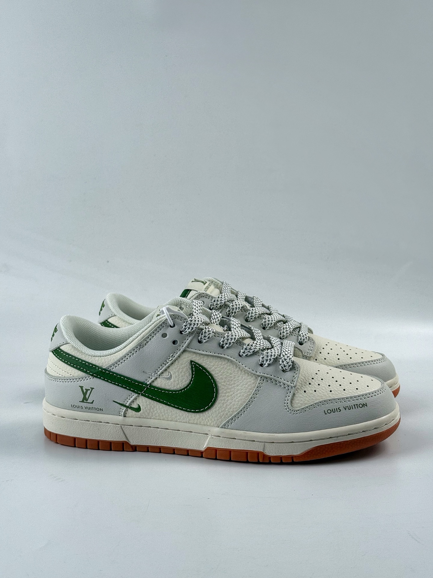 Nike SB Dunk Low x Louis Vuitton 灰白双小勾满天星 JP1628-032