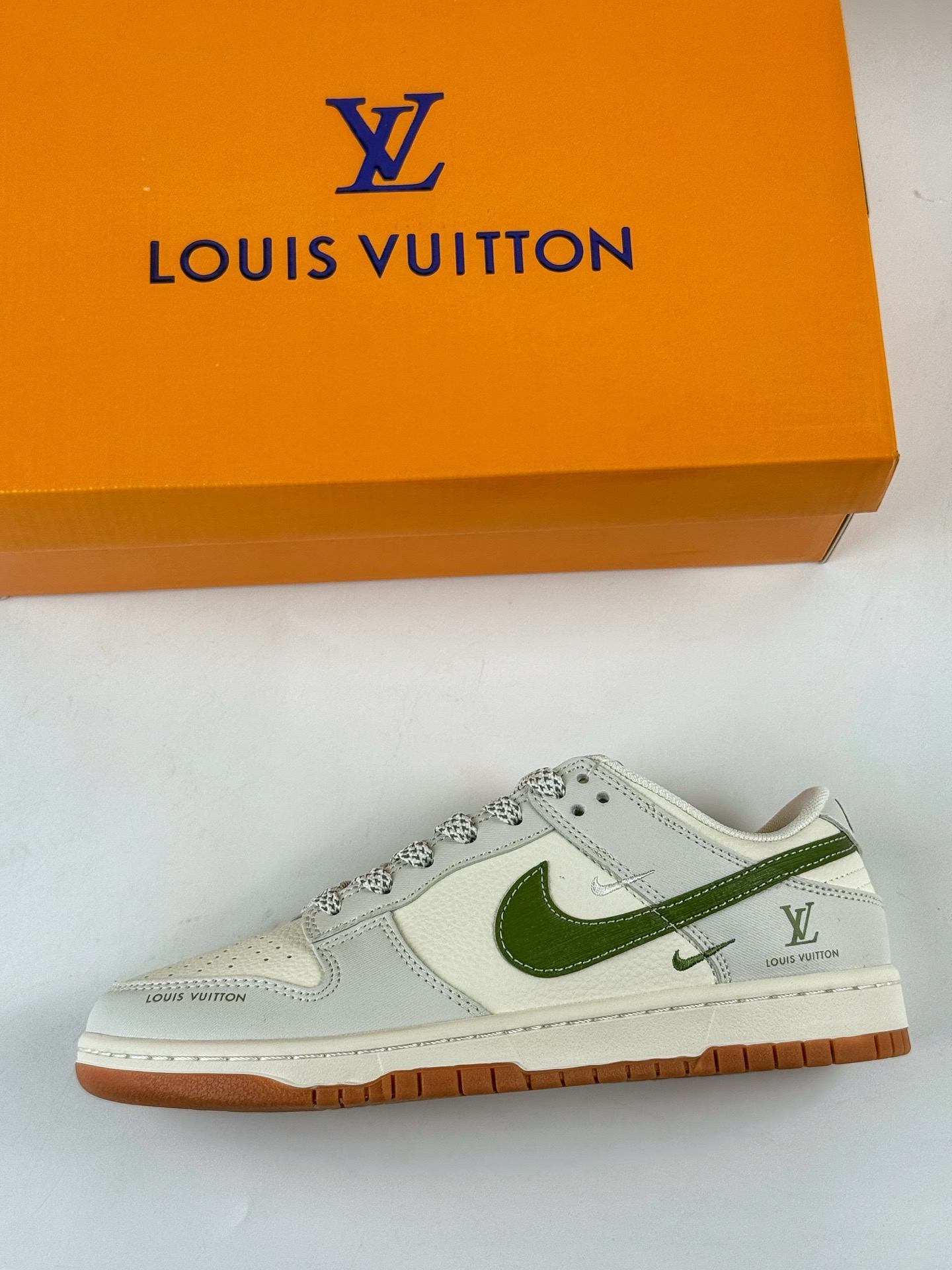 Nike SB Dunk Low x Louis Vuitton 灰白双小勾满天星 JP1628-032