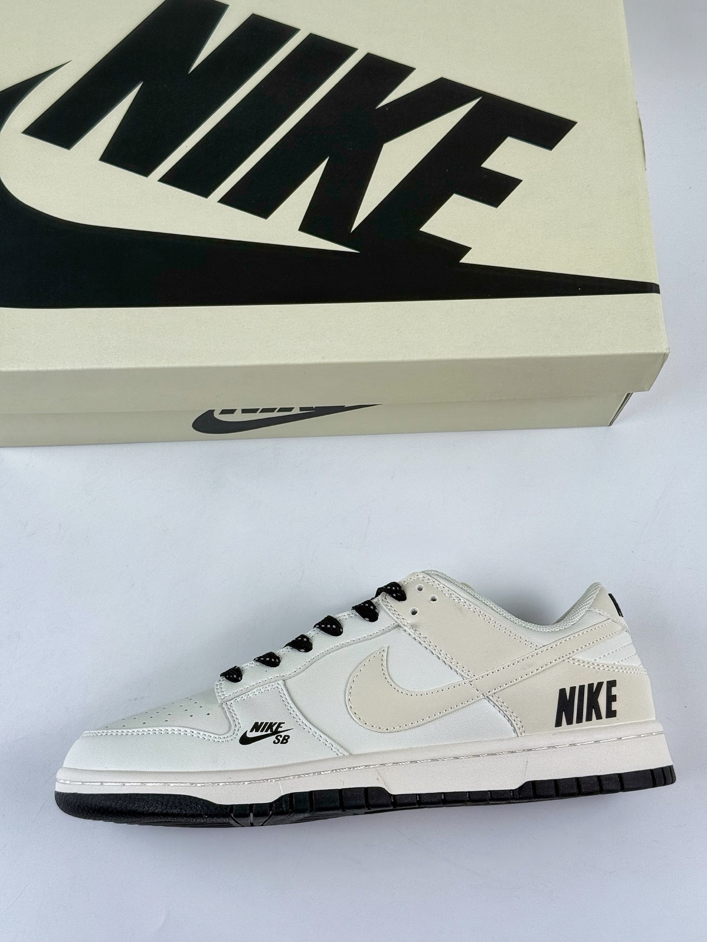 Nike SB Dunk Low x NIKE 白黑小勾满天星 CS1688-118