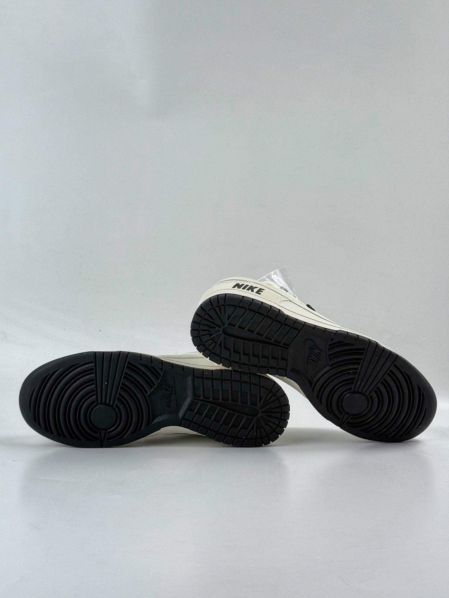 Nike SB Dunk Low x NIKE 白黑小勾满天星 CS1688-118