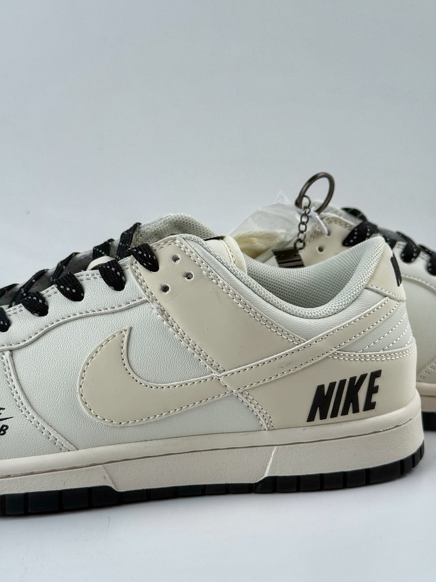 Nike SB Dunk Low x NIKE 白黑小勾满天星 CS1688-118