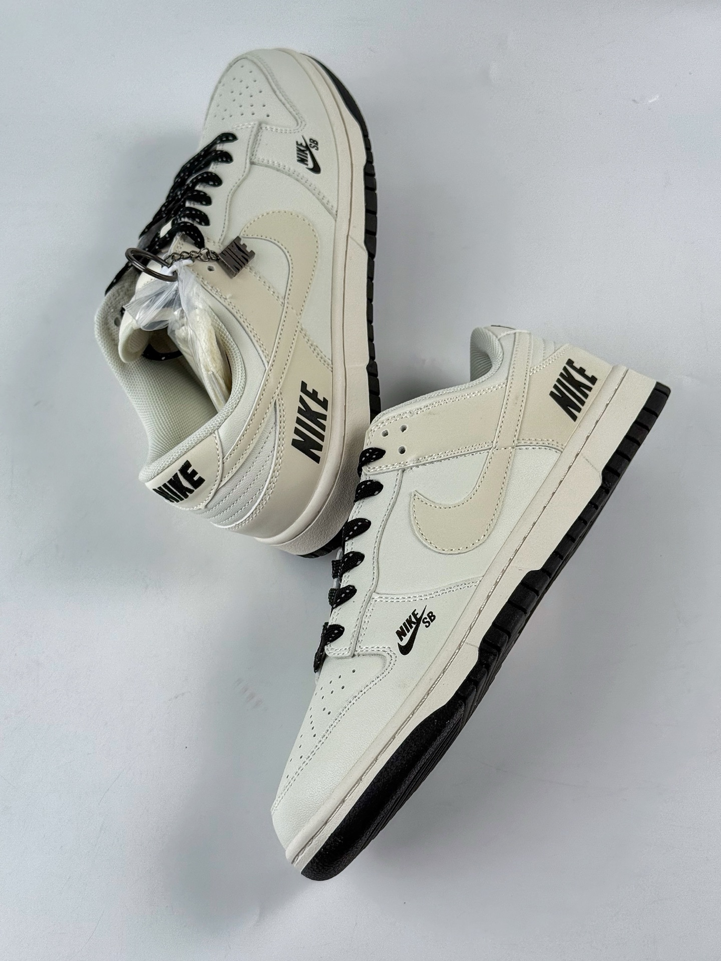 Nike SB Dunk Low x NIKE 白黑小勾满天星 CS1688-118