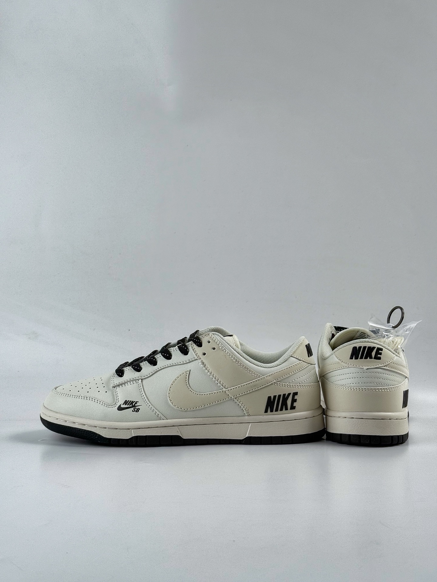 Nike SB Dunk Low x NIKE 白黑小勾满天星 CS1688-118