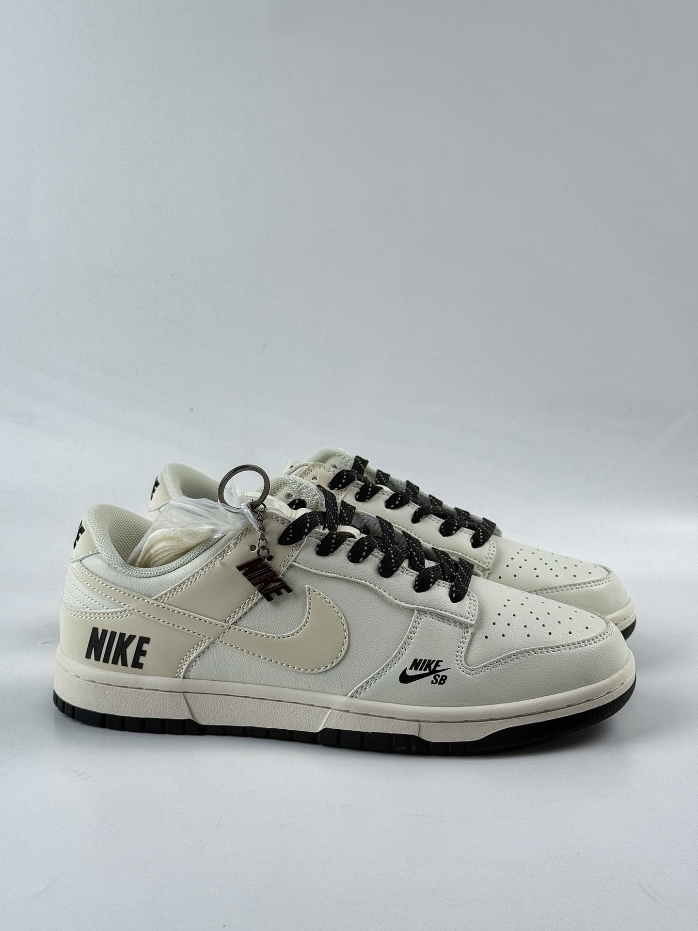 Nike SB Dunk Low x NIKE 白黑小勾满天星 CS1688-118