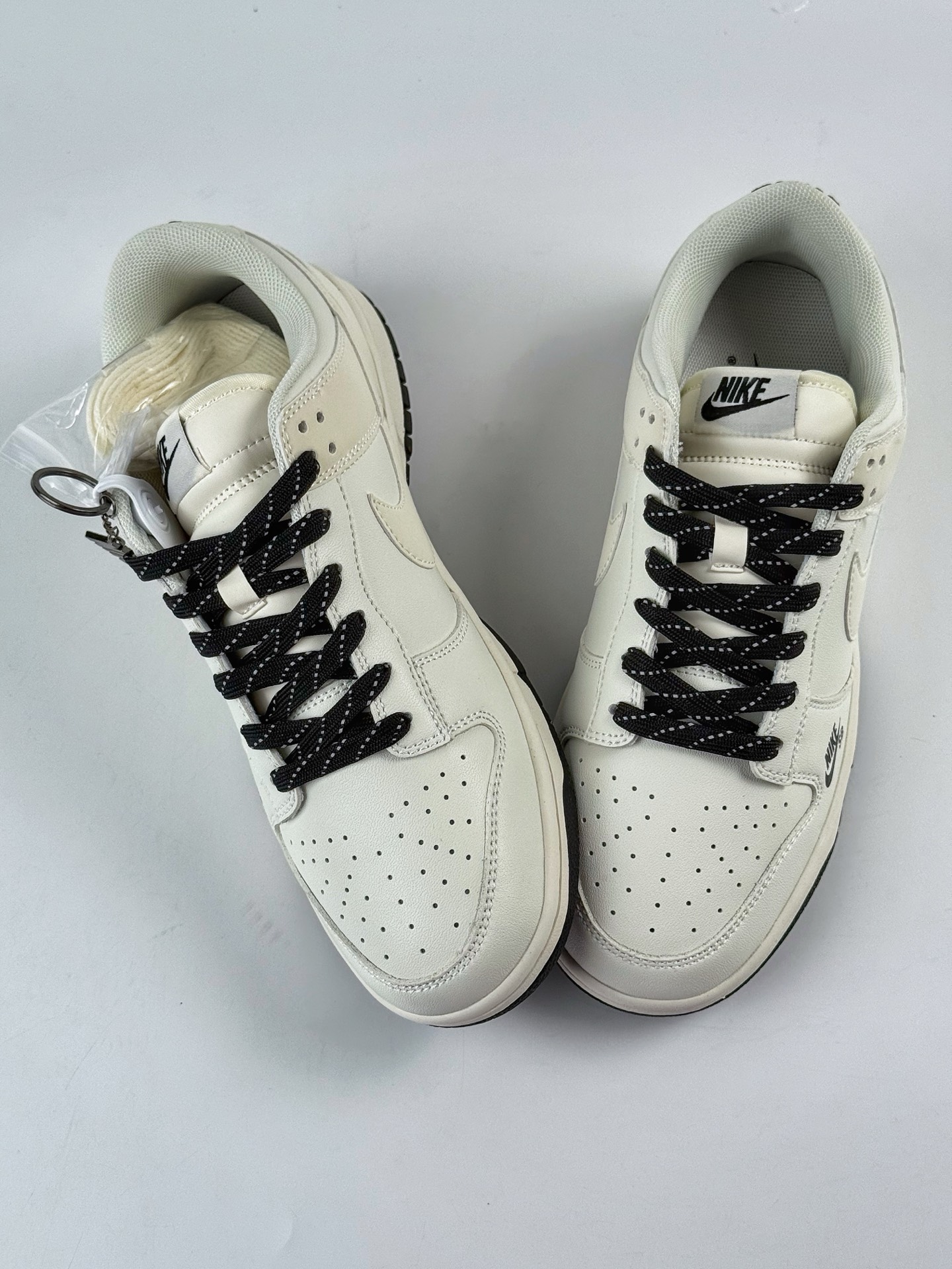 Nike SB Dunk Low x NIKE 白黑小勾满天星 CS1688-118