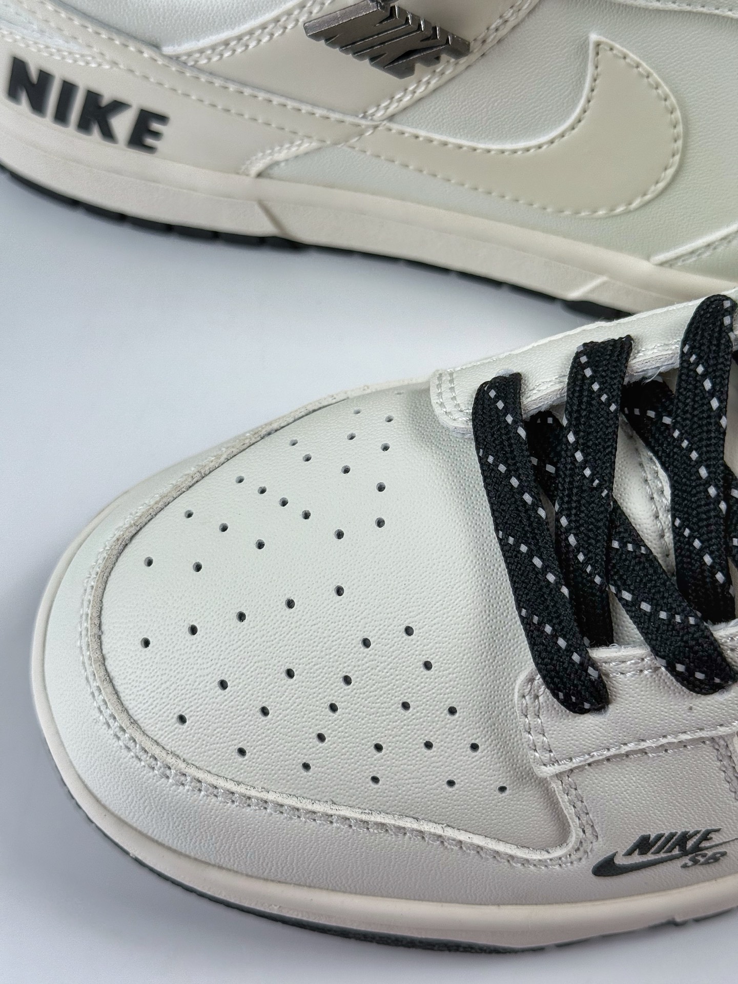 Nike SB Dunk Low x NIKE 白黑小勾满天星 CS1688-118