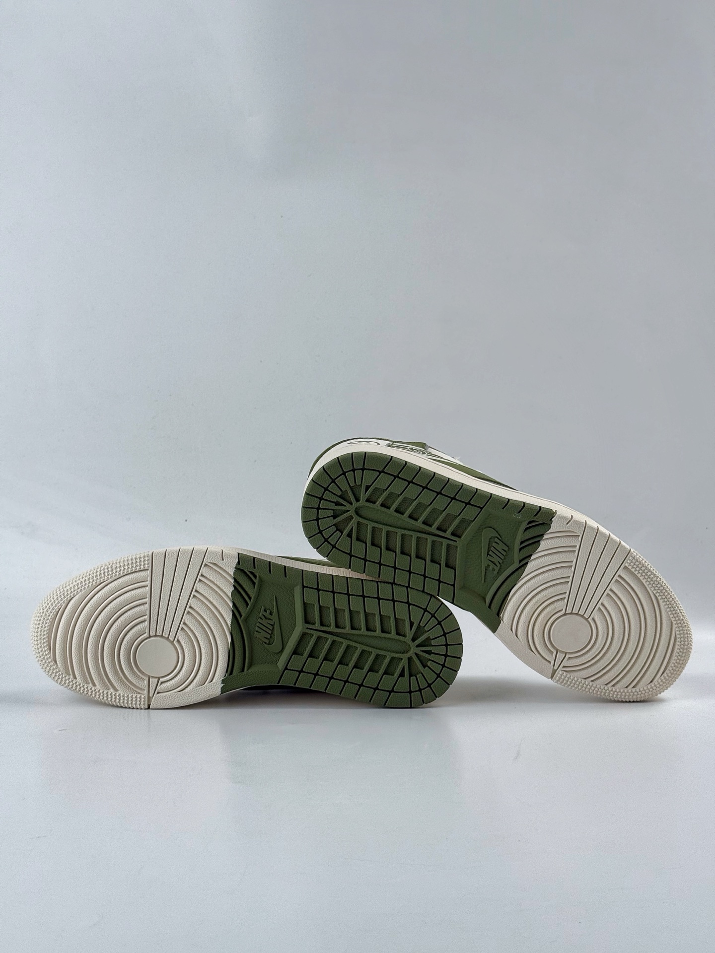 Travis Scott x Nike Air Jordan 1 Low x GUCCI Air Jordan 1 Low 反转白灰绿小勾倒钩 XD0798-307