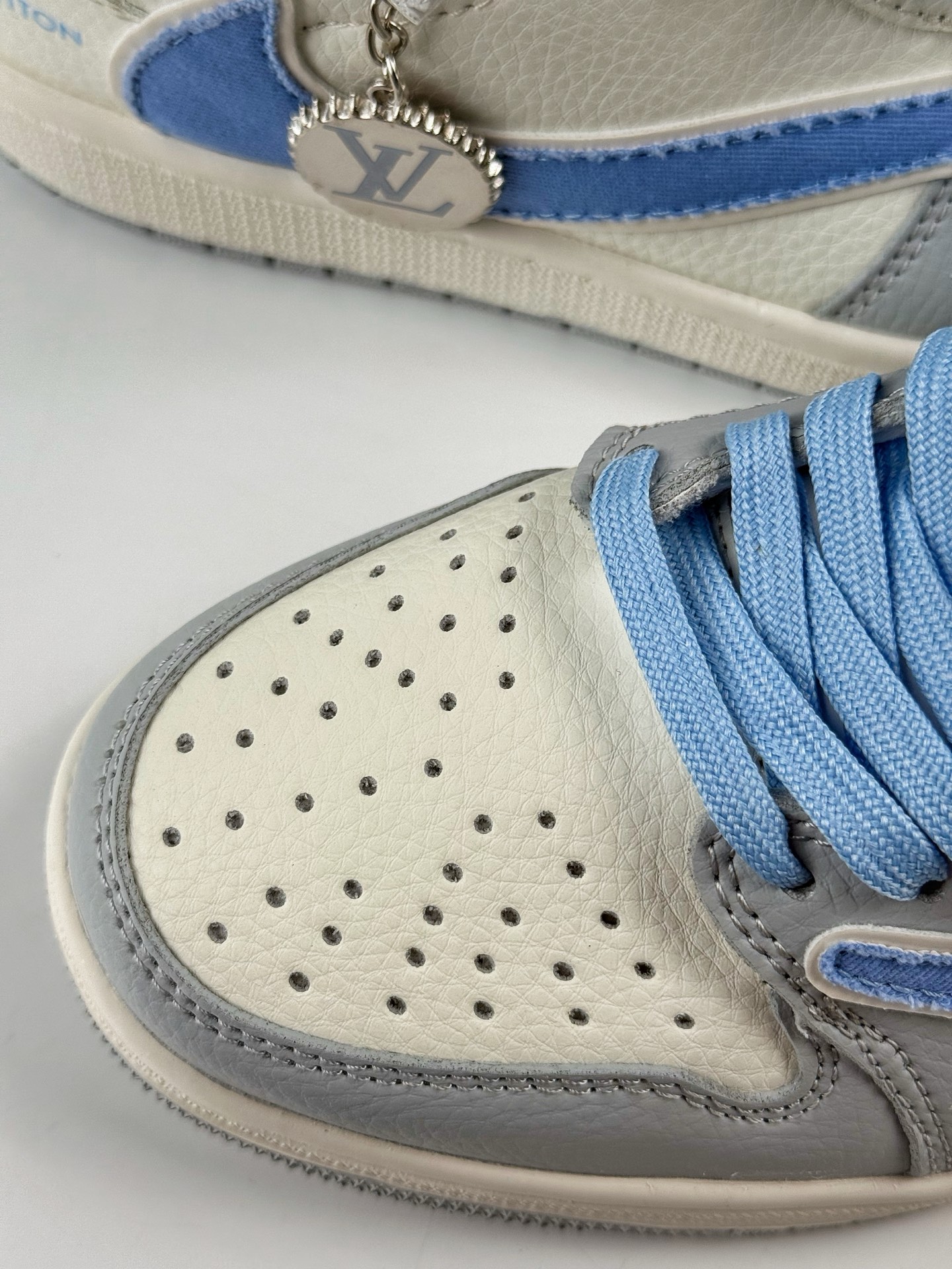 Travis Scott x Nike Air Jordan 1 Low x Louis Vuitton Air Jordan 1 Low 反转灰白蓝倒钩 JW1188-145