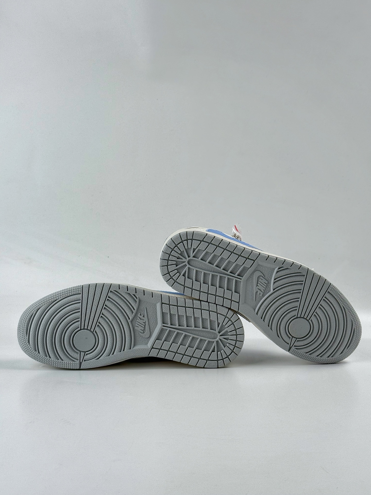 Travis Scott x Nike Air Jordan 1 Low x Louis Vuitton Air Jordan 1 Low 反转灰白蓝倒钩 JW1188-145