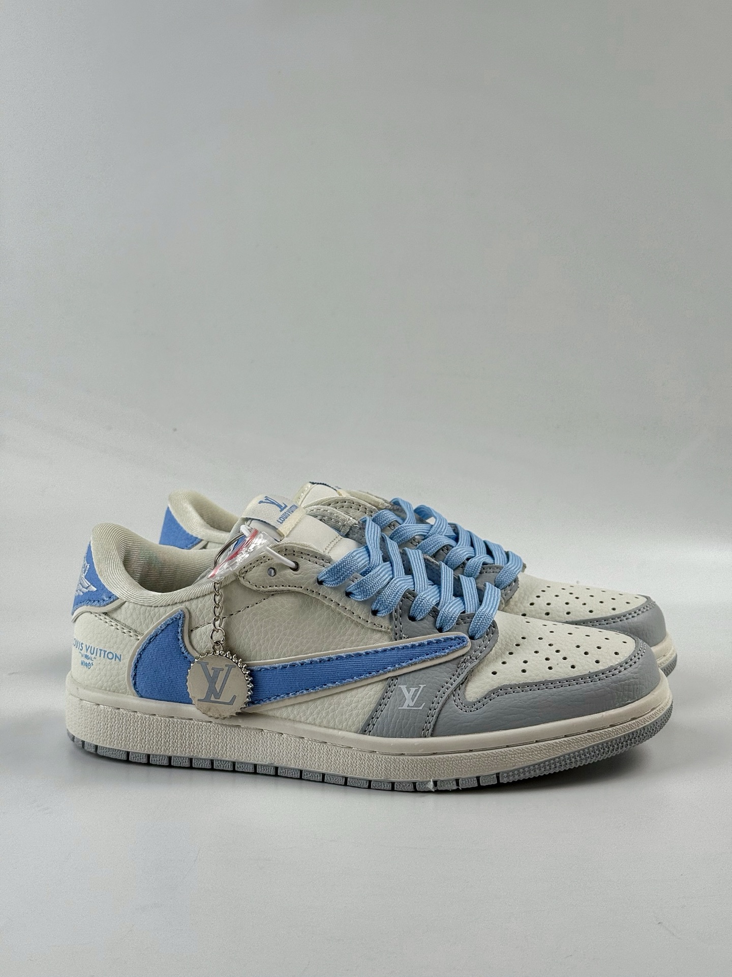 Travis Scott x Nike Air Jordan 1 Low x Louis Vuitton Air Jordan 1 Low 反转灰白蓝倒钩 JW1188-145