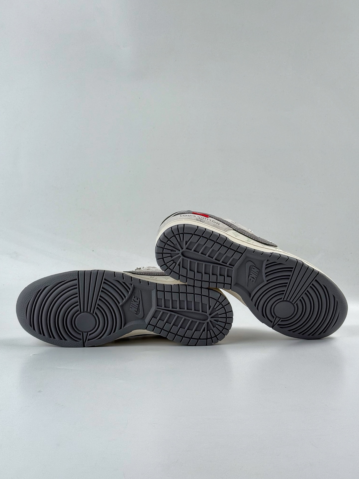 280 Nike SB Dunk Low x Louis Vuitton 灰白满天星 CX5050-Y20