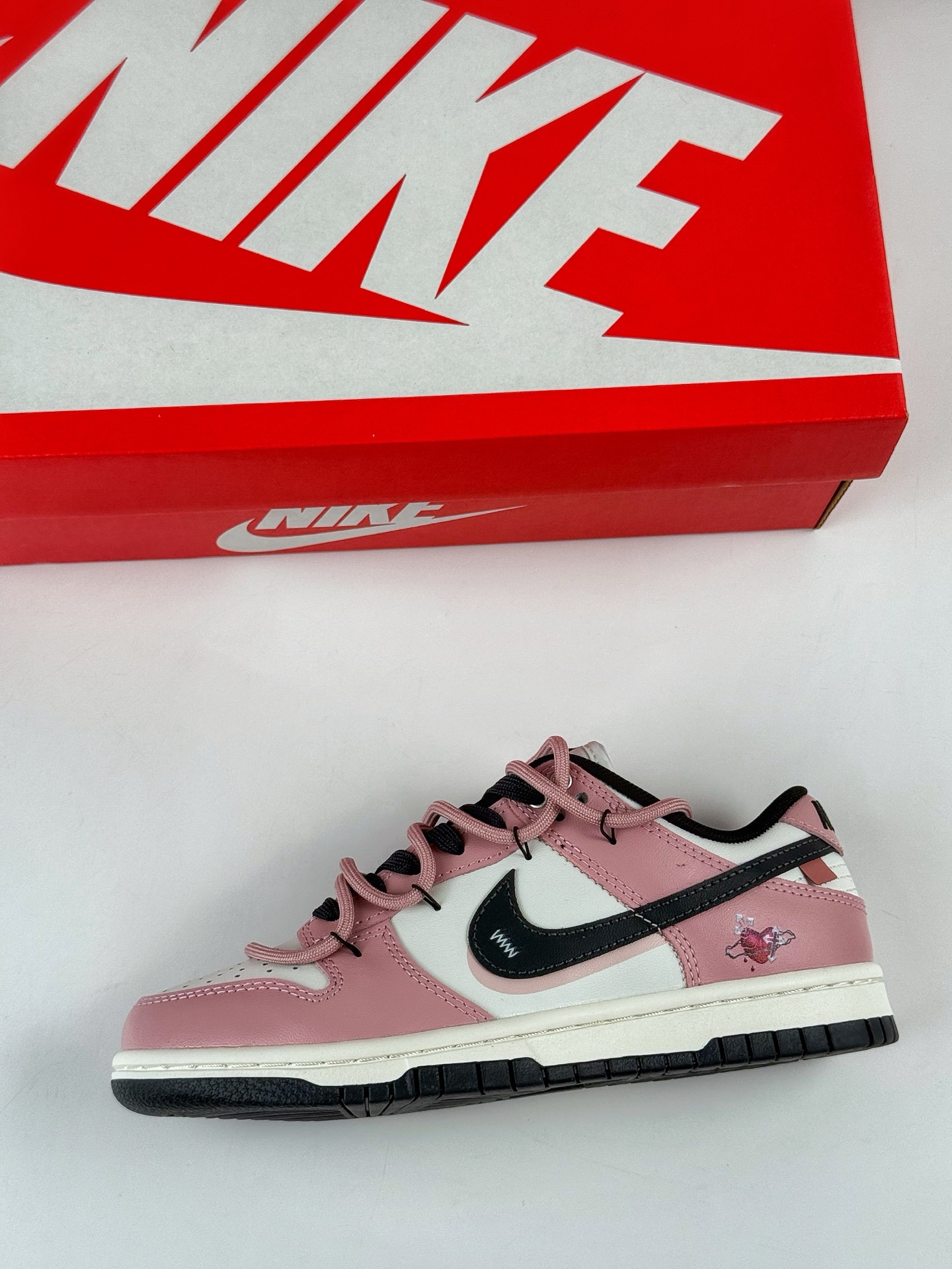 Nike SB Dunk Low 怦然心动 粉白黑 PB0510-055