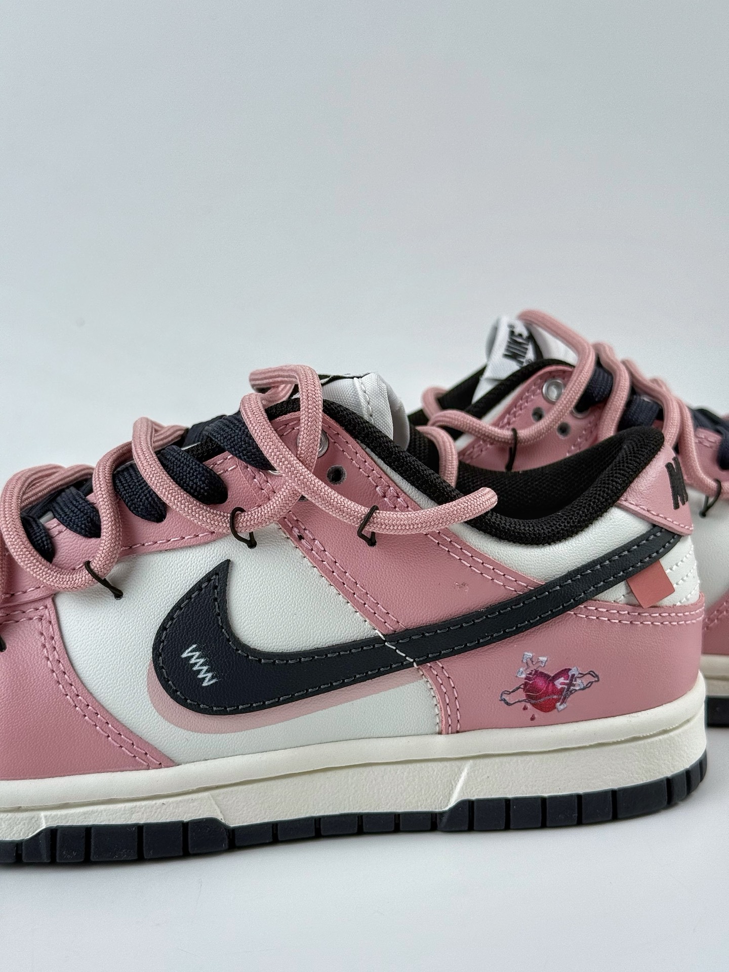 Nike SB Dunk Low 怦然心动 粉白黑 PB0510-055
