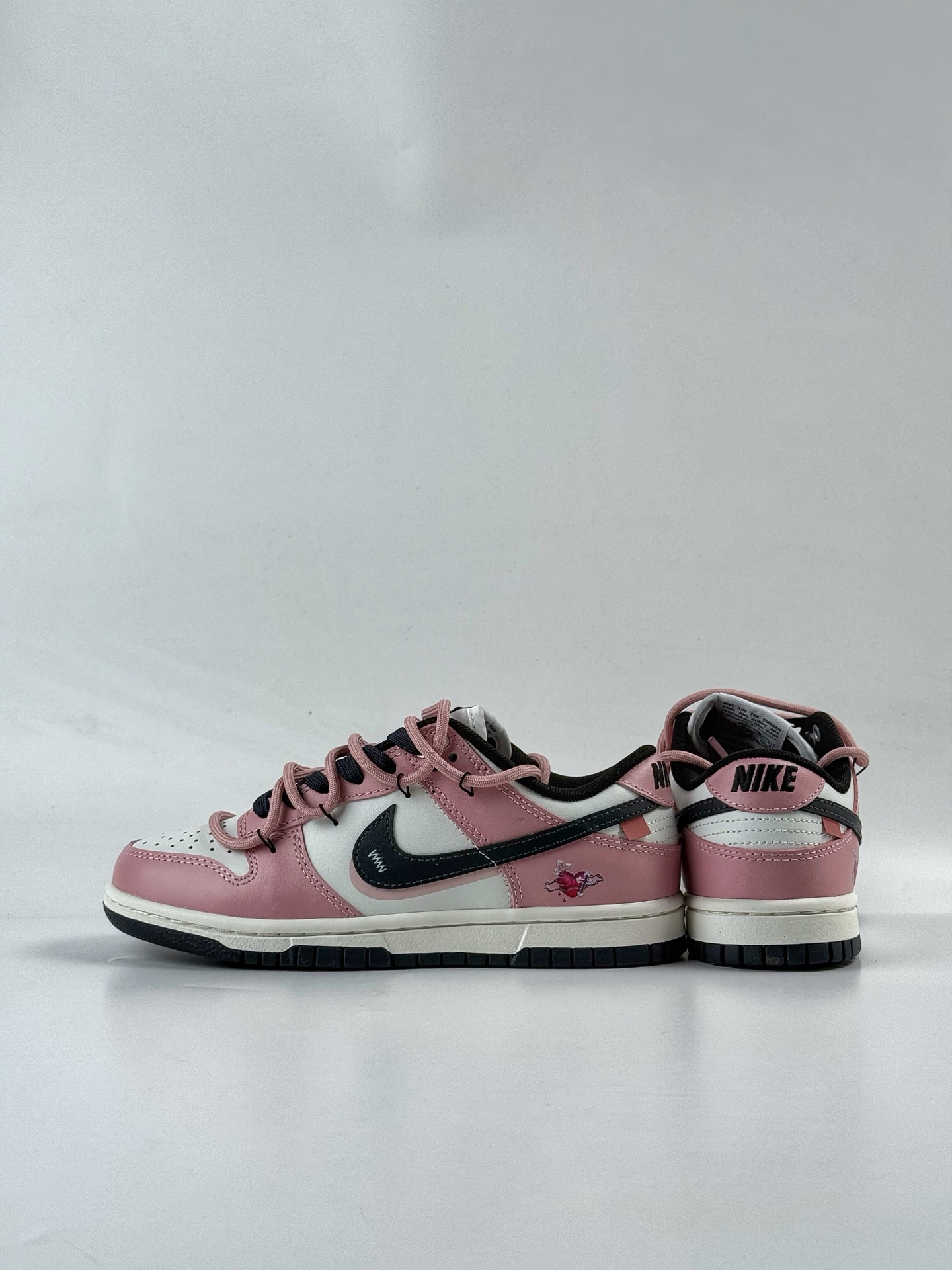 Nike SB Dunk Low 怦然心动 粉白黑 PB0510-055