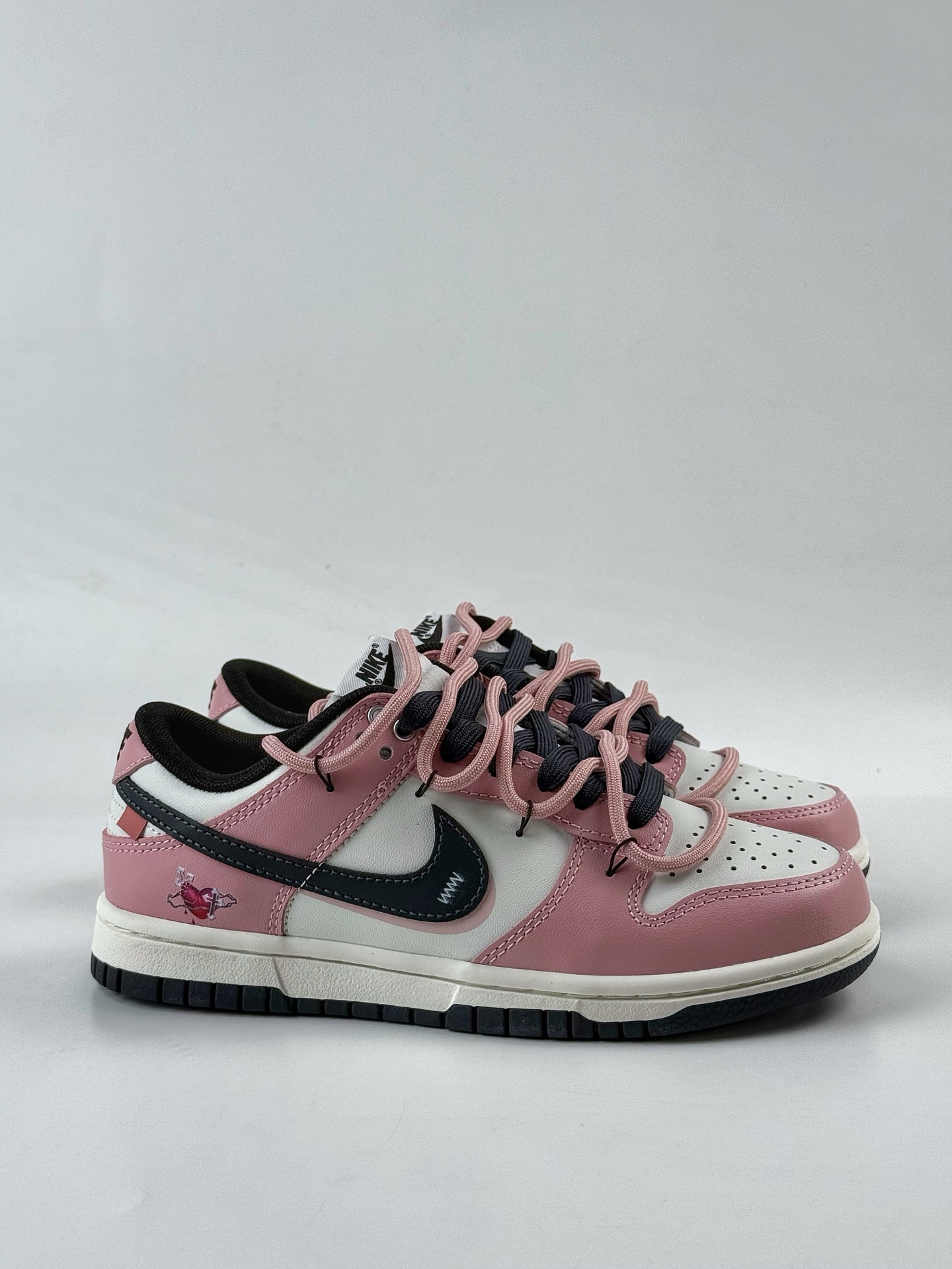 Nike SB Dunk Low 怦然心动 粉白黑 PB0510-055