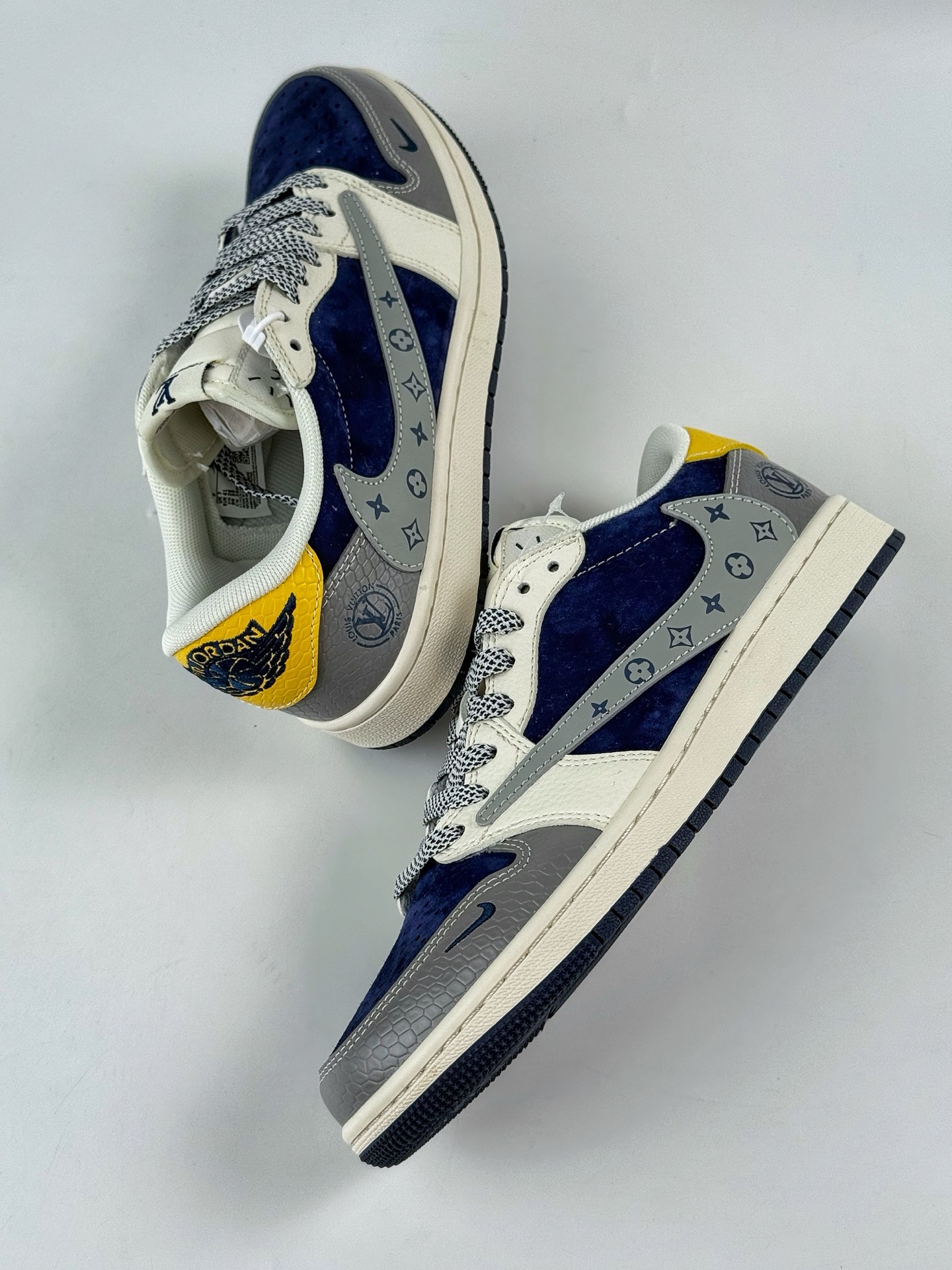 Travis Scott x Nike Air Jordan 1 Low x Louis Vuitton Air Jordan 1 Low 反转灰白蓝小勾满天星倒钩 HS8068-061