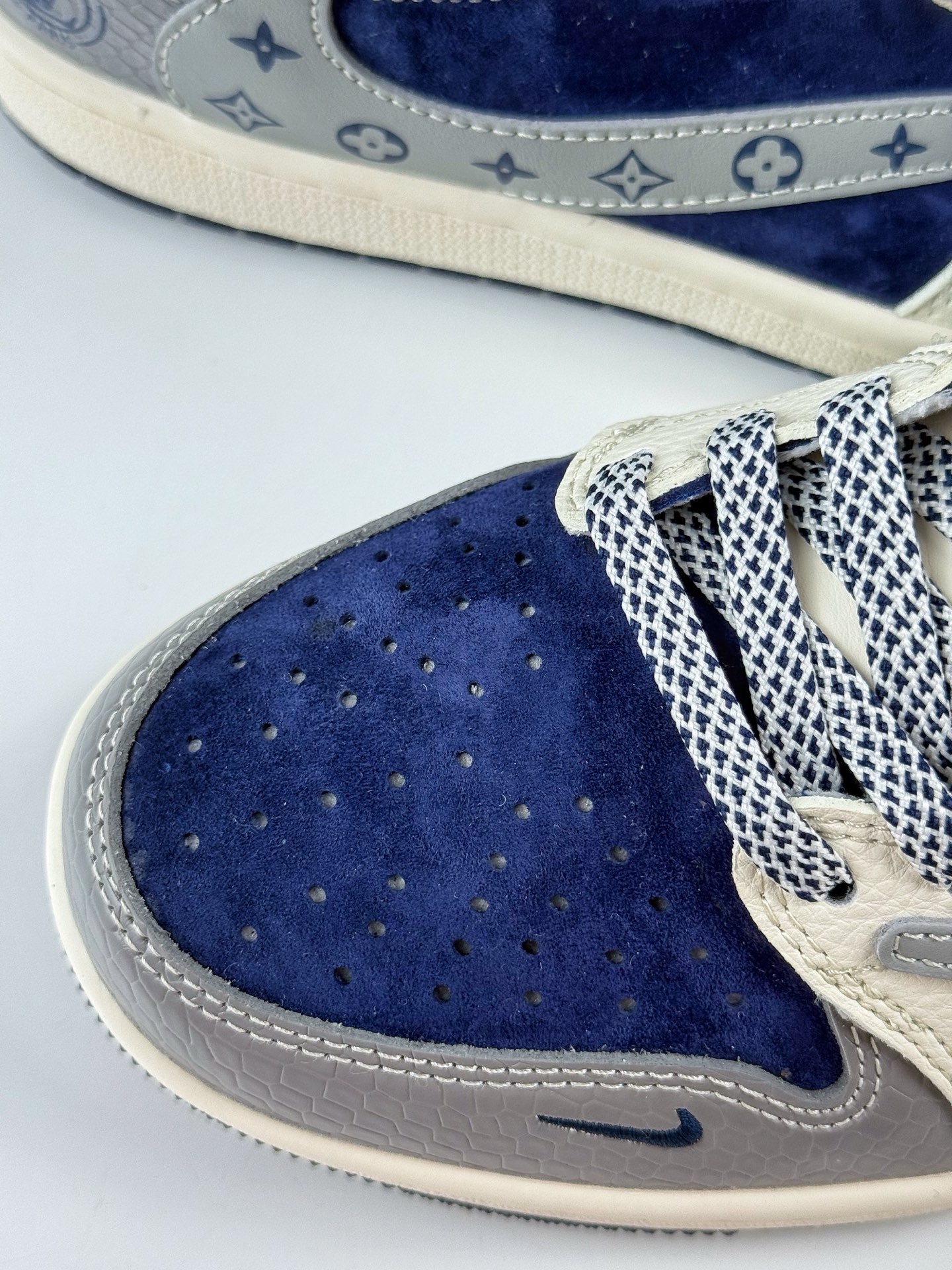 Travis Scott x Nike Air Jordan 1 Low x Louis Vuitton Air Jordan 1 Low 反转灰白蓝小勾满天星倒钩 HS8068-061