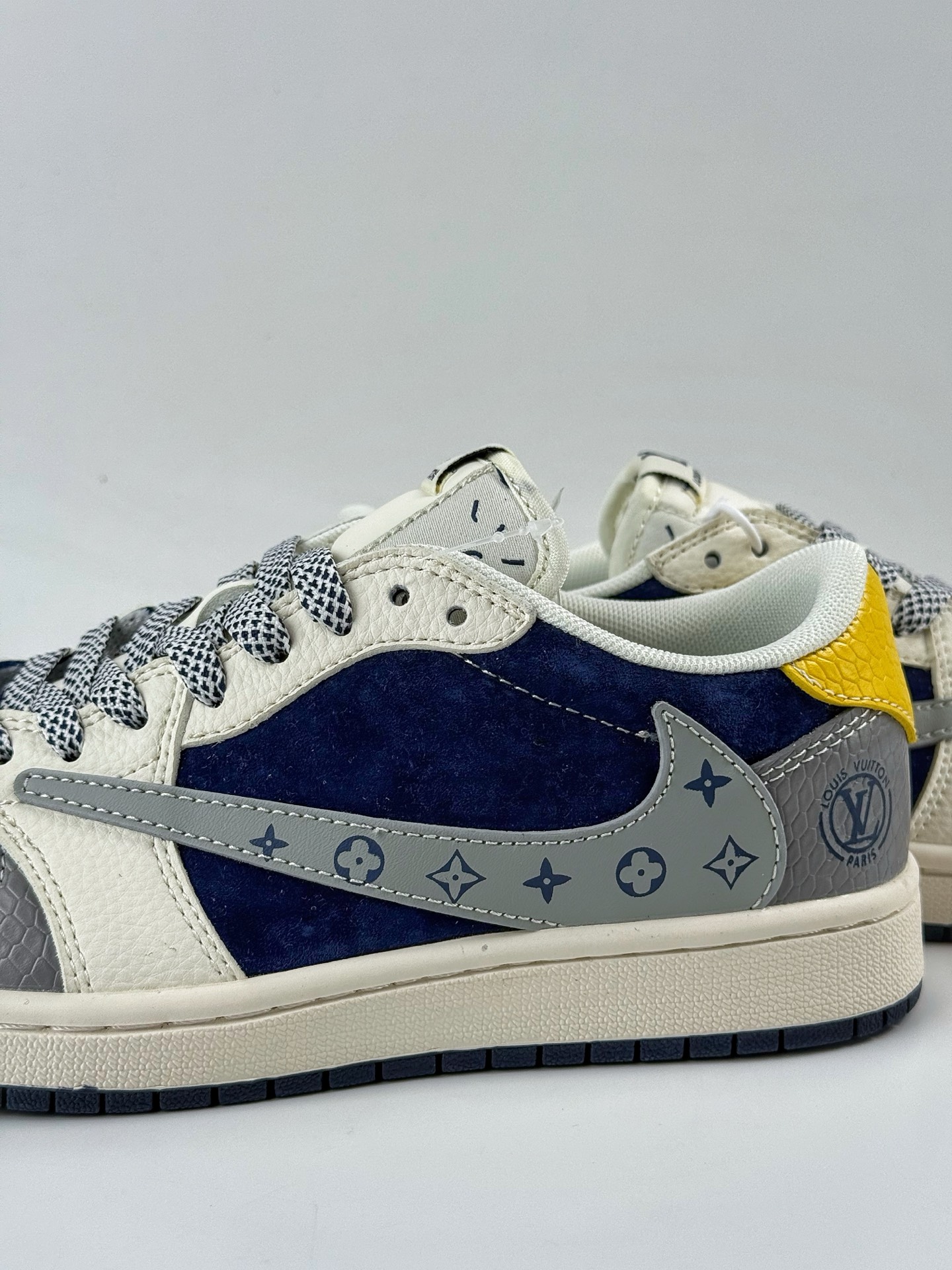 Travis Scott x Nike Air Jordan 1 Low x Louis Vuitton Air Jordan 1 Low 反转灰白蓝小勾满天星倒钩 HS8068-061