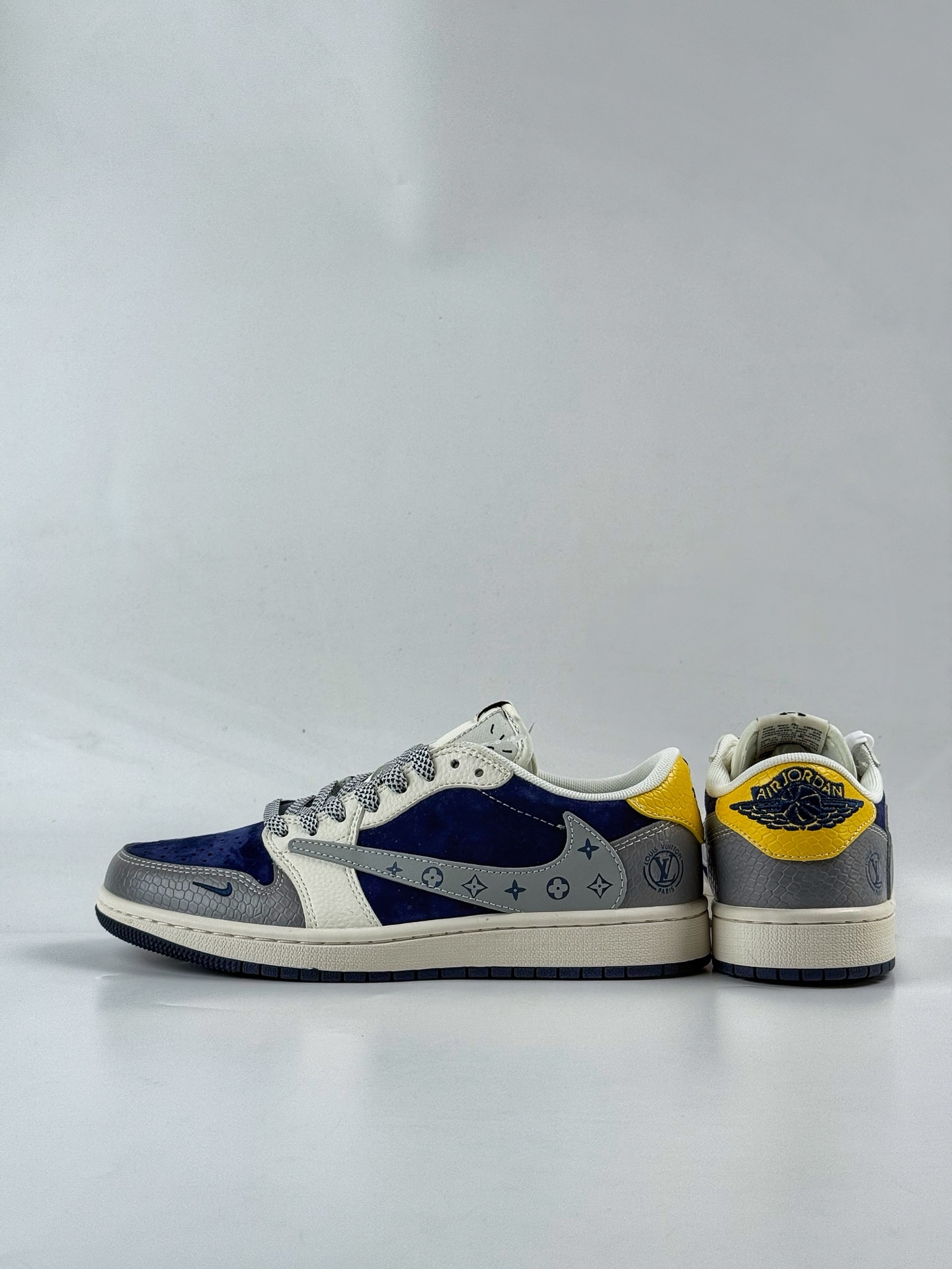Travis Scott x Nike Air Jordan 1 Low x Louis Vuitton Air Jordan 1 Low 反转灰白蓝小勾满天星倒钩 HS8068-061