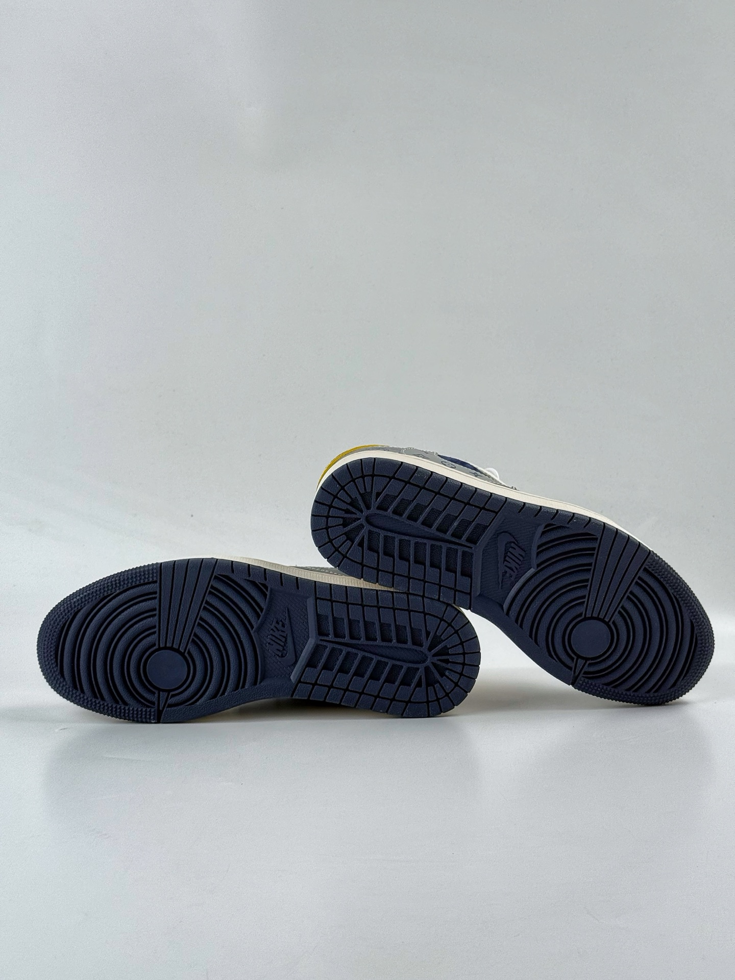 Travis Scott x Nike Air Jordan 1 Low x Louis Vuitton Air Jordan 1 Low 反转灰白蓝小勾满天星倒钩 HS8068-061