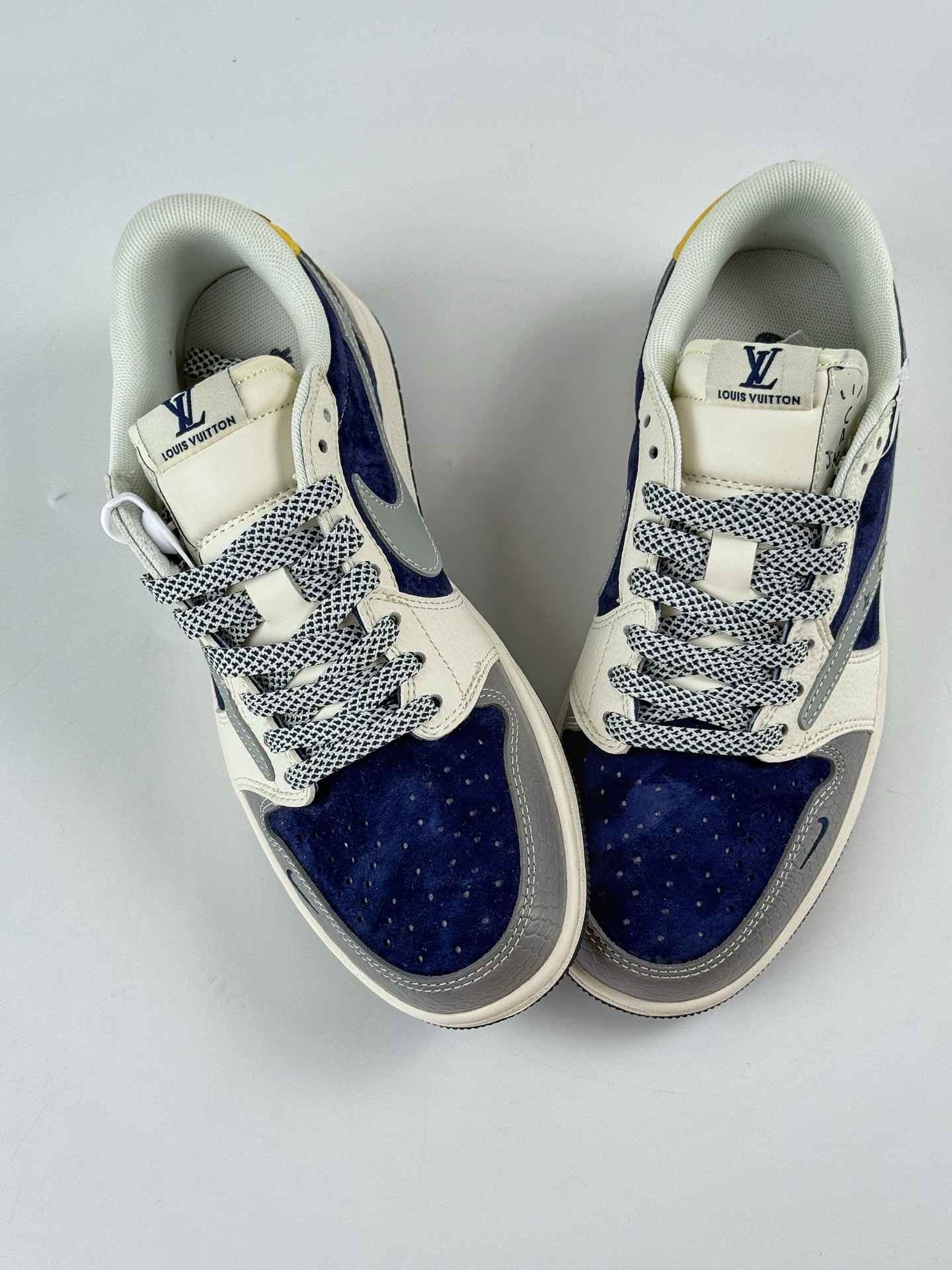 Travis Scott x Nike Air Jordan 1 Low x Louis Vuitton Air Jordan 1 Low 反转灰白蓝小勾满天星倒钩 HS8068-061