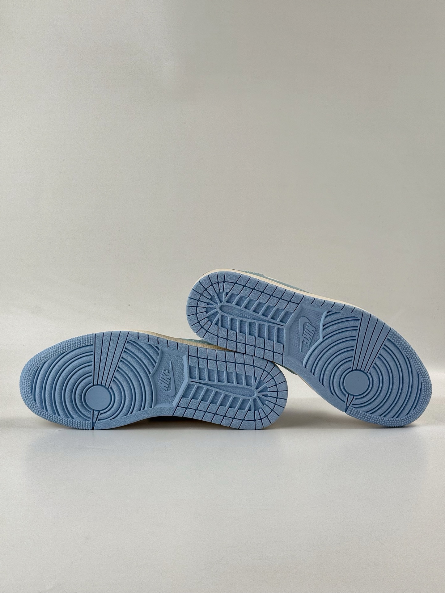 Travis Scott x Nike Air Jordan 1 Low x OFF-WHITE Air Jordan 1 Low 反转红白蓝小勾满天星倒钩 HS8068-066-Top High Quatity Cheap Sneakers Fashion Clothing Clothes Bags handbags Shoes of all Brand wholesale With The best Quality And Beautiful Price from China Factory Chinese suppliers wholesaler seller Travis Scott x Nike Air Jordan 1 Low x OFF-WHITE Air Jordan 1 Low 反转红白蓝小勾满天星倒钩 HS8068-066