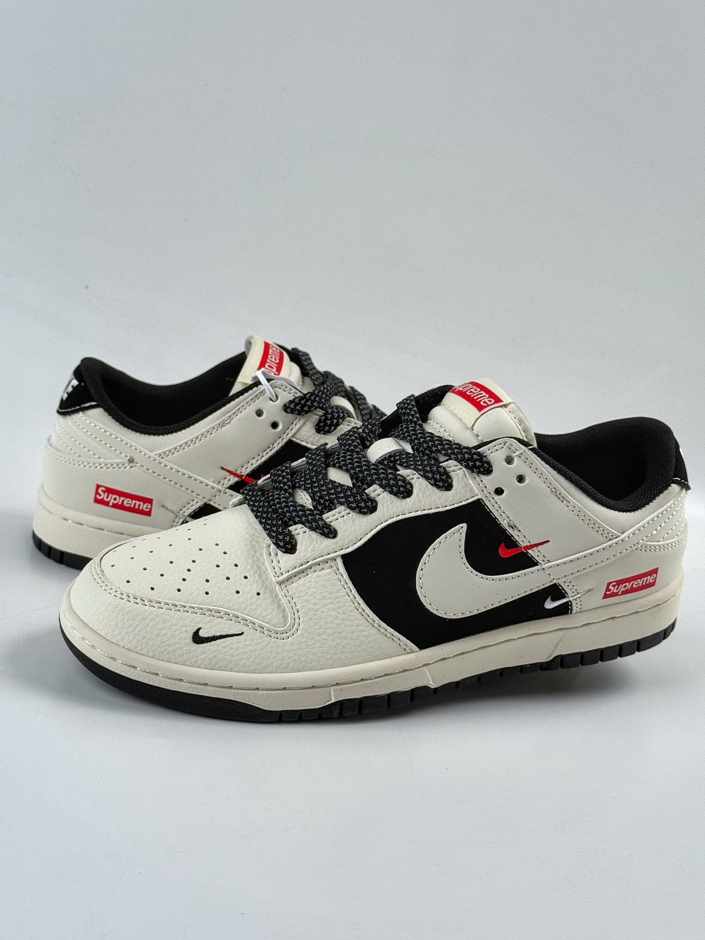 Nike SB Dunk Low x Superme 白黑三小勾满天星 JP1628-010