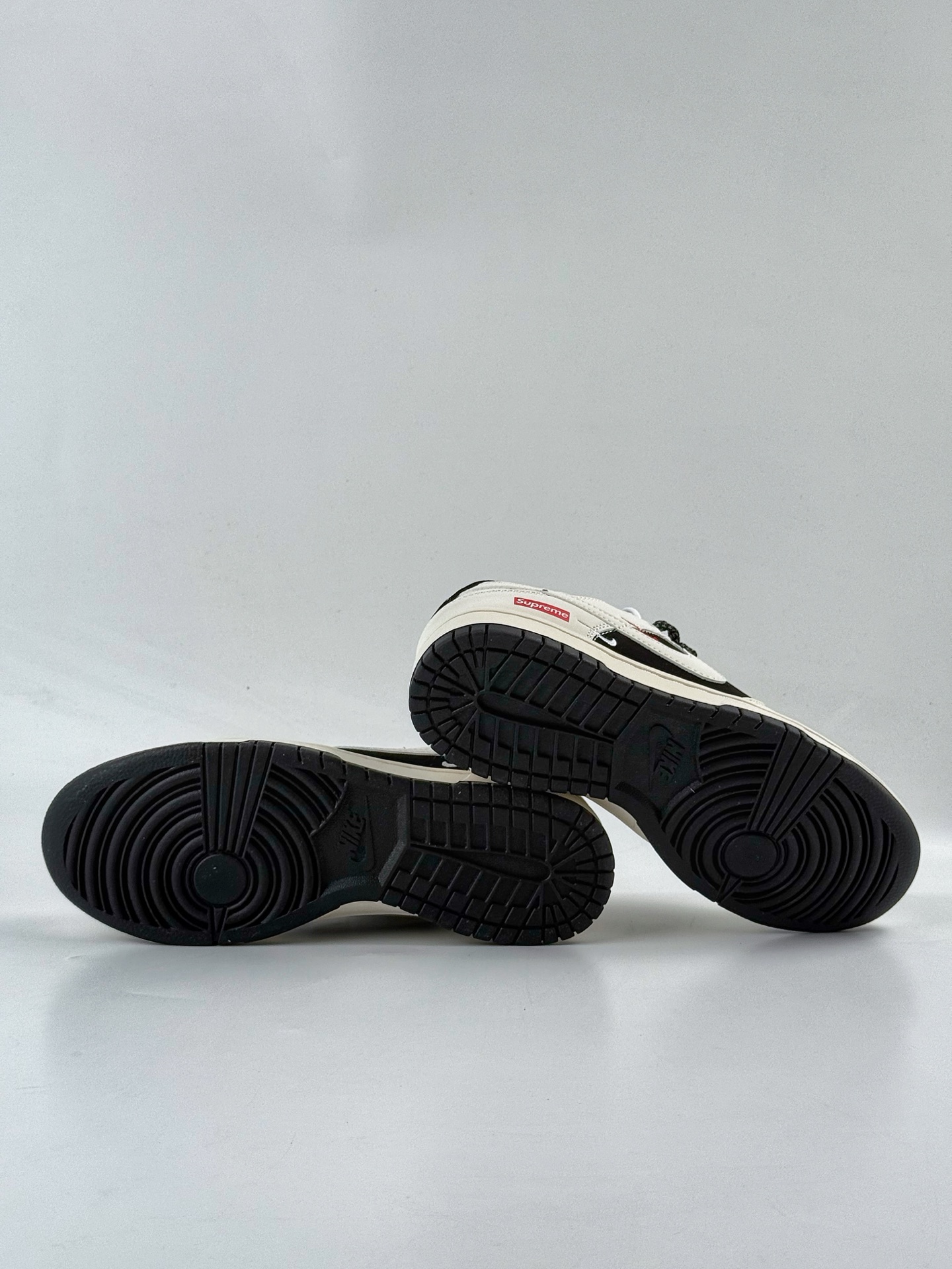 Nike SB Dunk Low x Superme 白黑三小勾满天星 JP1628-010