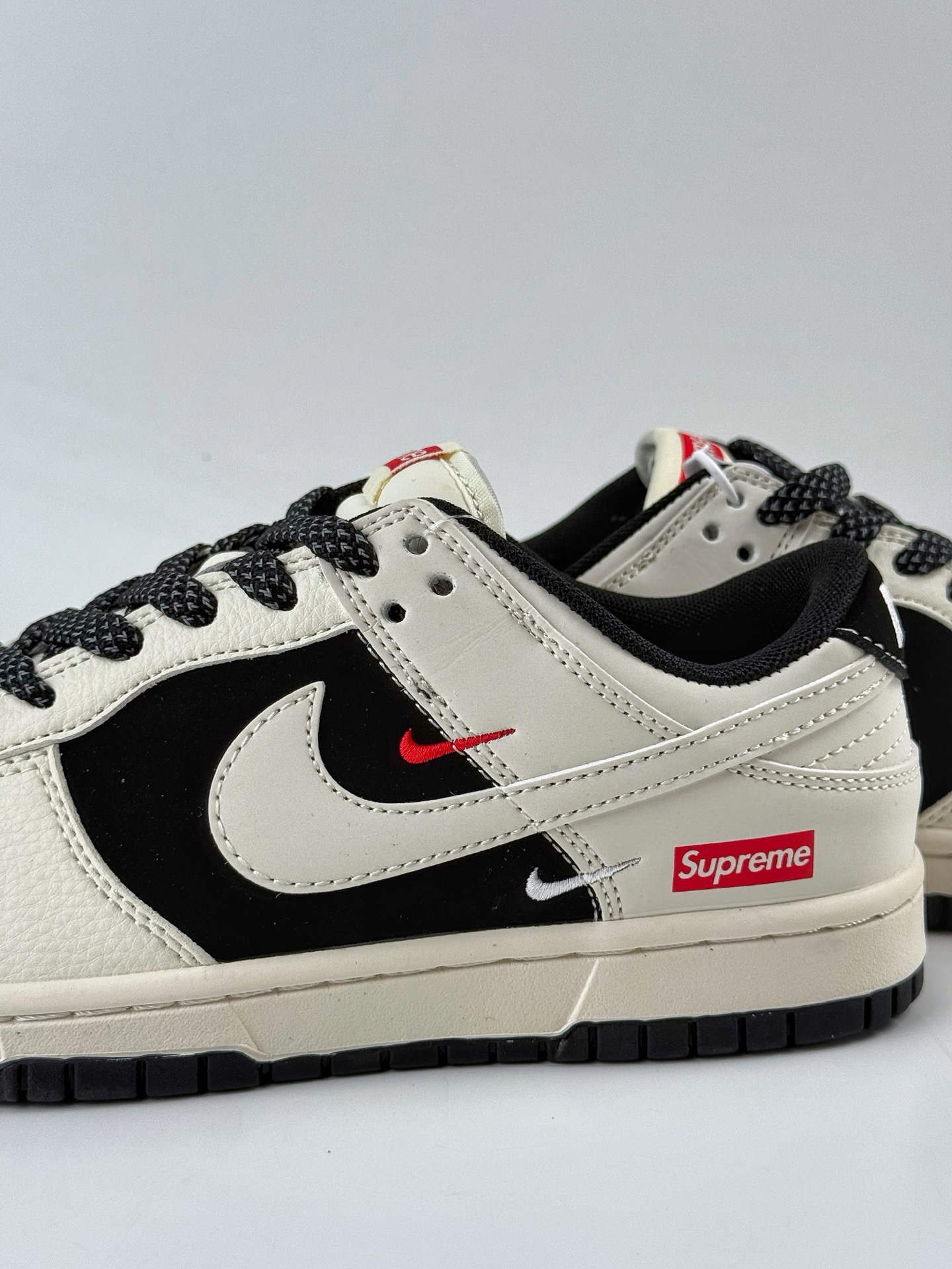 Nike SB Dunk Low x Superme 白黑三小勾满天星 JP1628-010