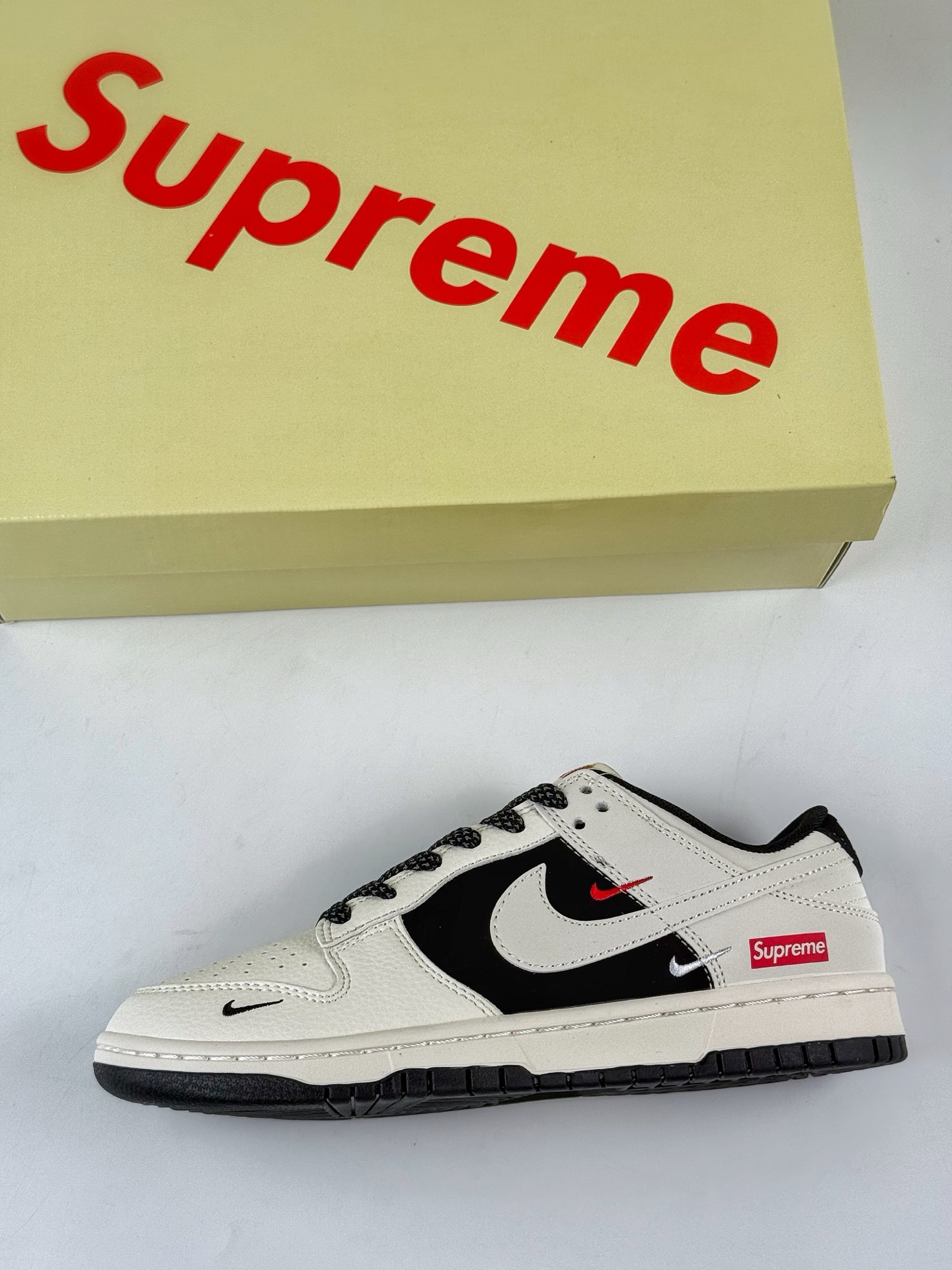Nike SB Dunk Low x Superme 白黑三小勾满天星 JP1628-010