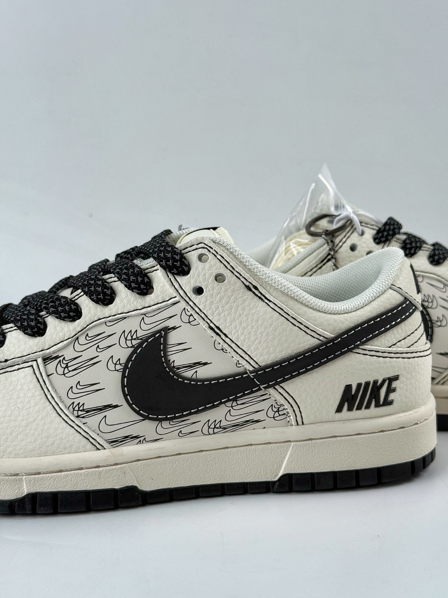 280 Nike SB Dunk Low x NIKE 白黑小勾满天星 HH7518-094