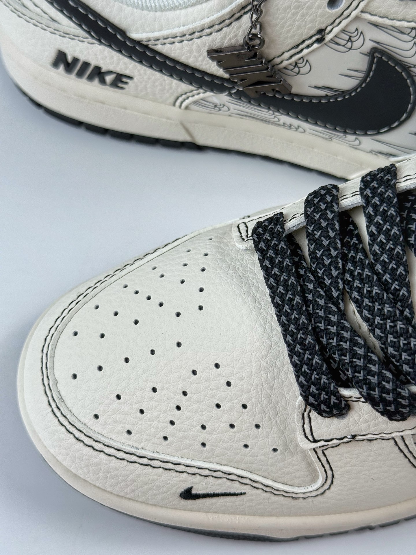 280 Nike SB Dunk Low x NIKE 白黑小勾满天星 HH7518-094