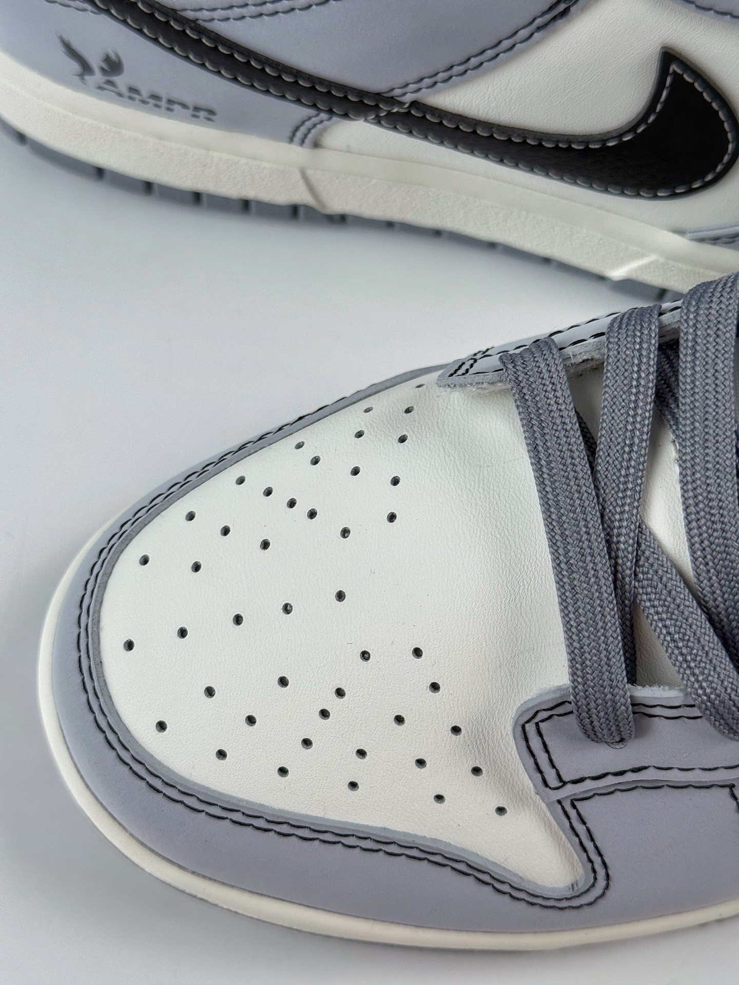 260 Nike SB Dunk Low 灰白 BB0528-109