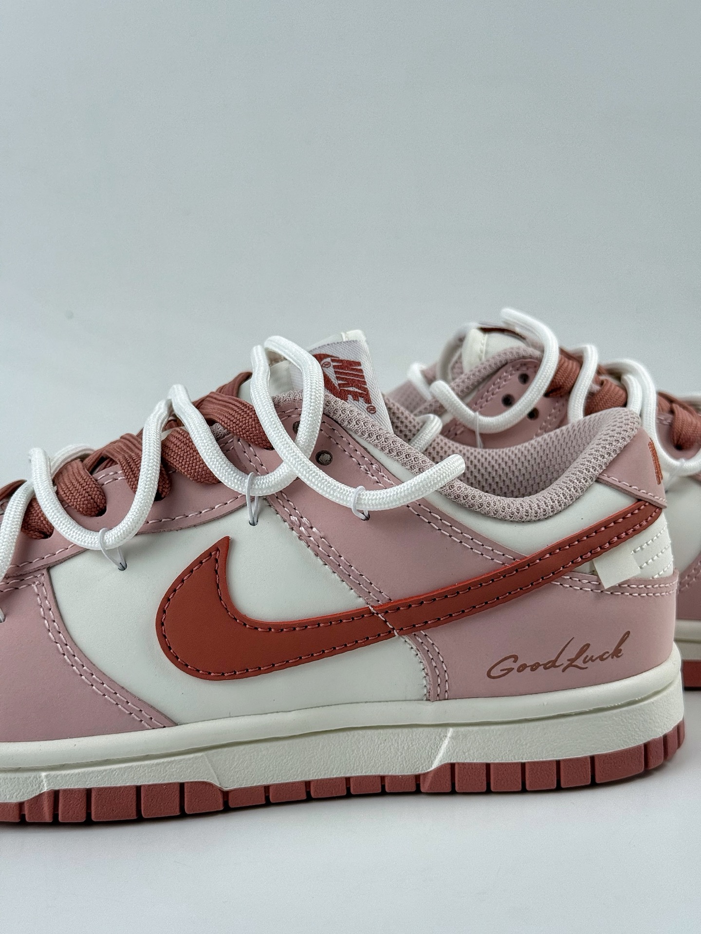 260 Nike SB Dunk Low 温柔豆沙 粉白绑带 PC0528-105