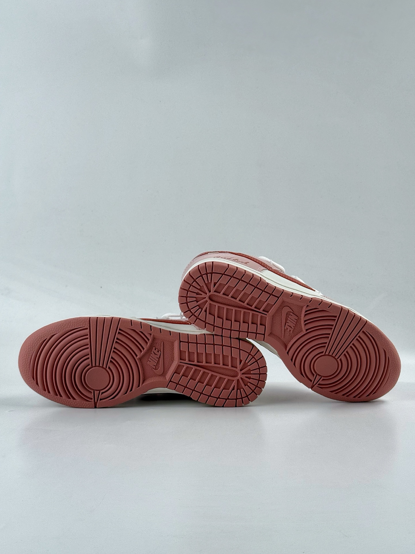 260 Nike SB Dunk Low 温柔豆沙 粉白绑带 PC0528-105