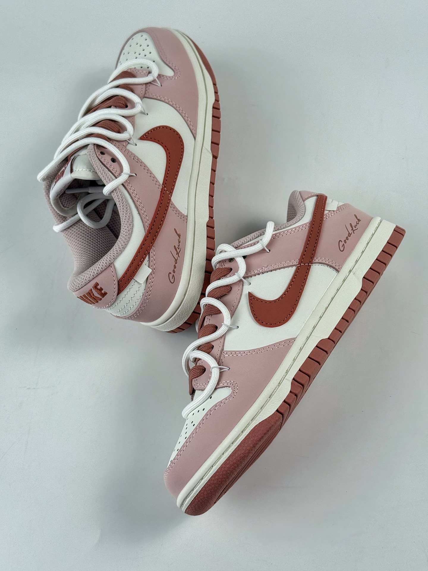 260 Nike SB Dunk Low 温柔豆沙 粉白绑带 PC0528-105
