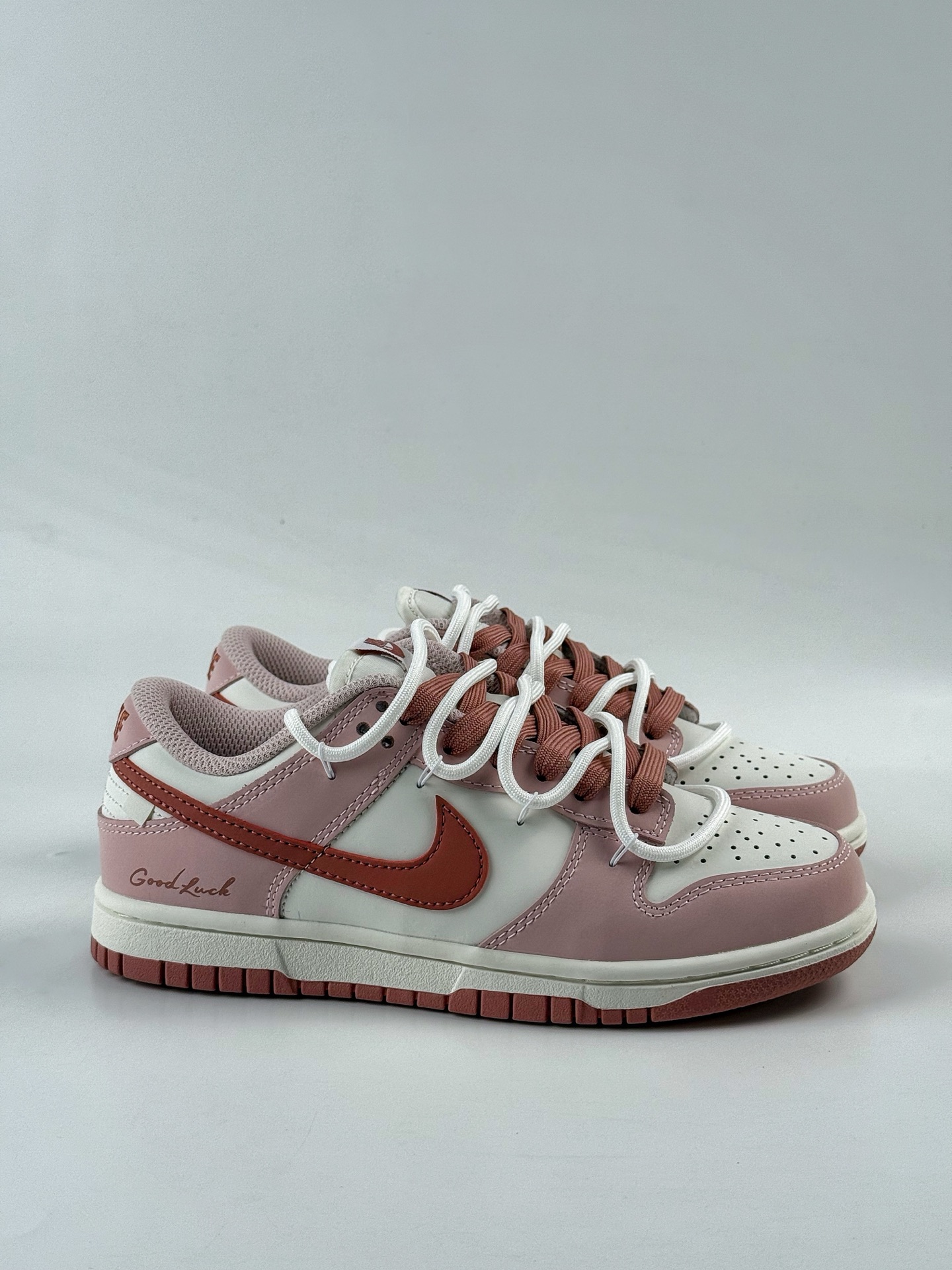 260 Nike SB Dunk Low 温柔豆沙 粉白绑带 PC0528-105