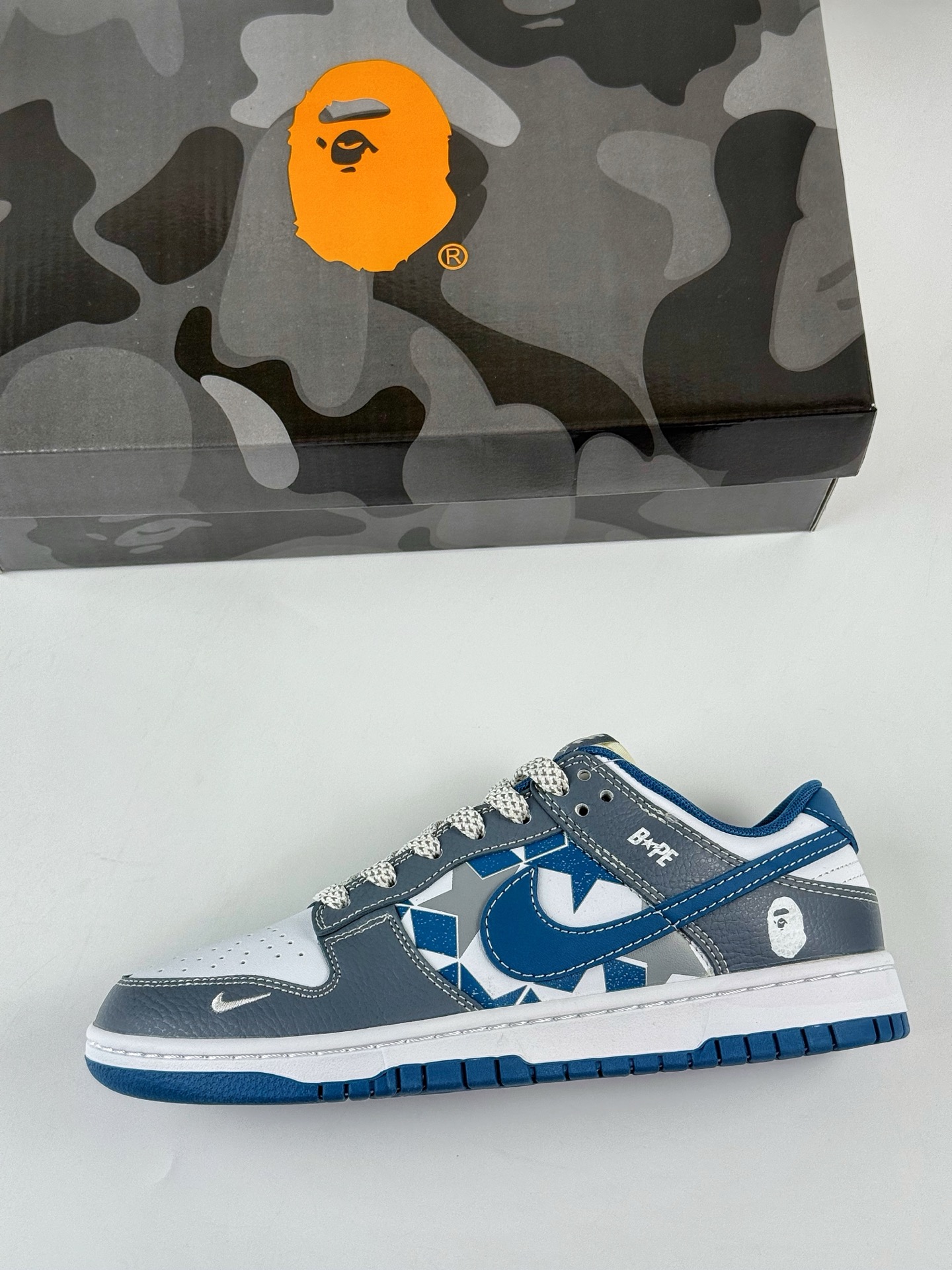 240 Nike SB Dunk Low x BAPE 灰白蓝小勾满天星 HS2506-232-Chinese UA Cheap High Quatity Brand Clothes Bags handbags Sneakers wholesale wholesaler seller from China Factory suppliers Fashion Clothing Shoes best Quality Beautiful Price 240 Nike SB Dunk Low x BAPE 灰白蓝小勾满天星 HS2506-232