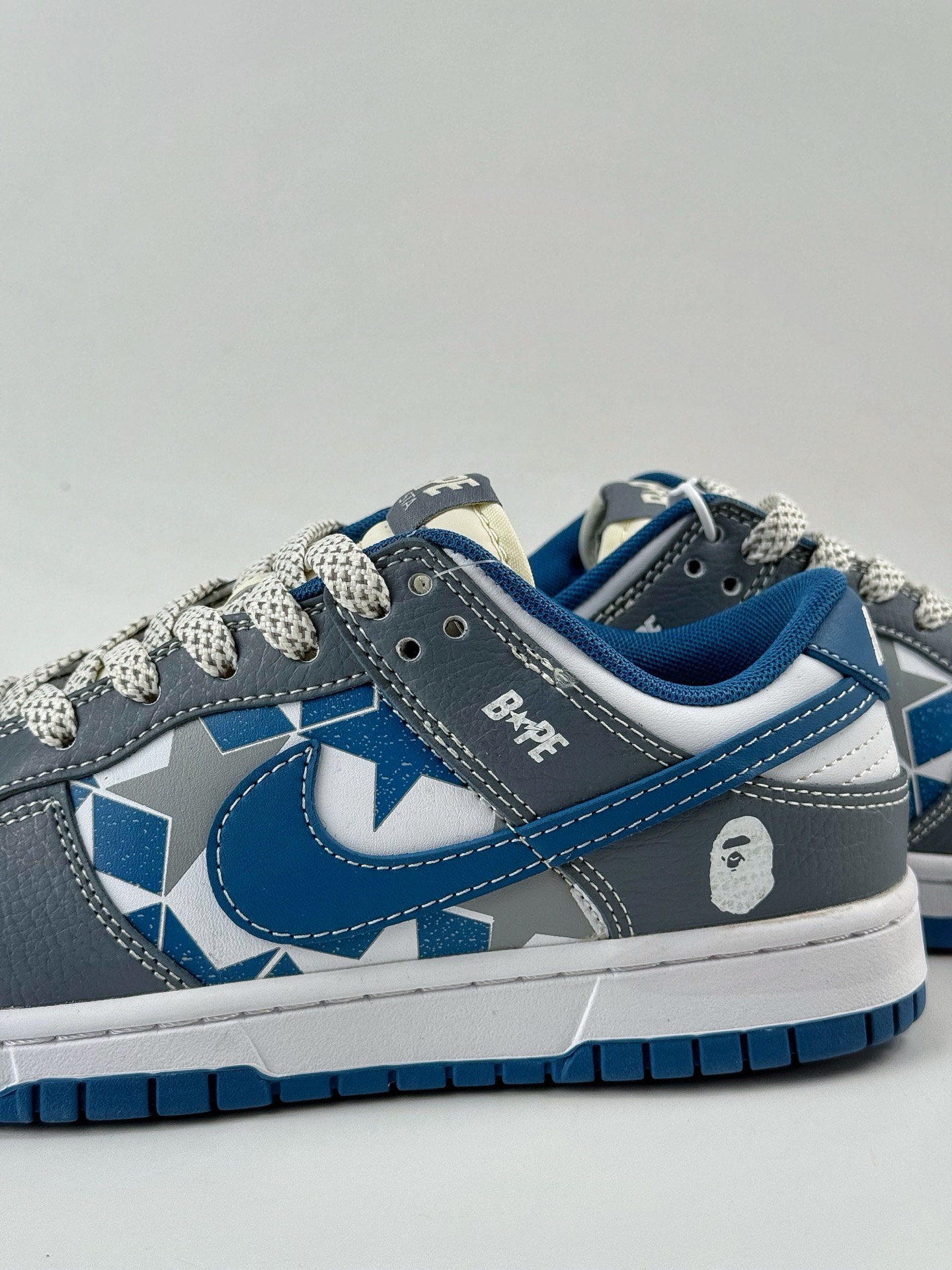 240 Nike SB Dunk Low x BAPE 灰白蓝小勾满天星 HS2506-232-Chinese UA Cheap High Quatity Brand Clothes Bags handbags Sneakers wholesale wholesaler seller from China Factory suppliers Fashion Clothing Shoes best Quality Beautiful Price 240 Nike SB Dunk Low x BAPE 灰白蓝小勾满天星 HS2506-232