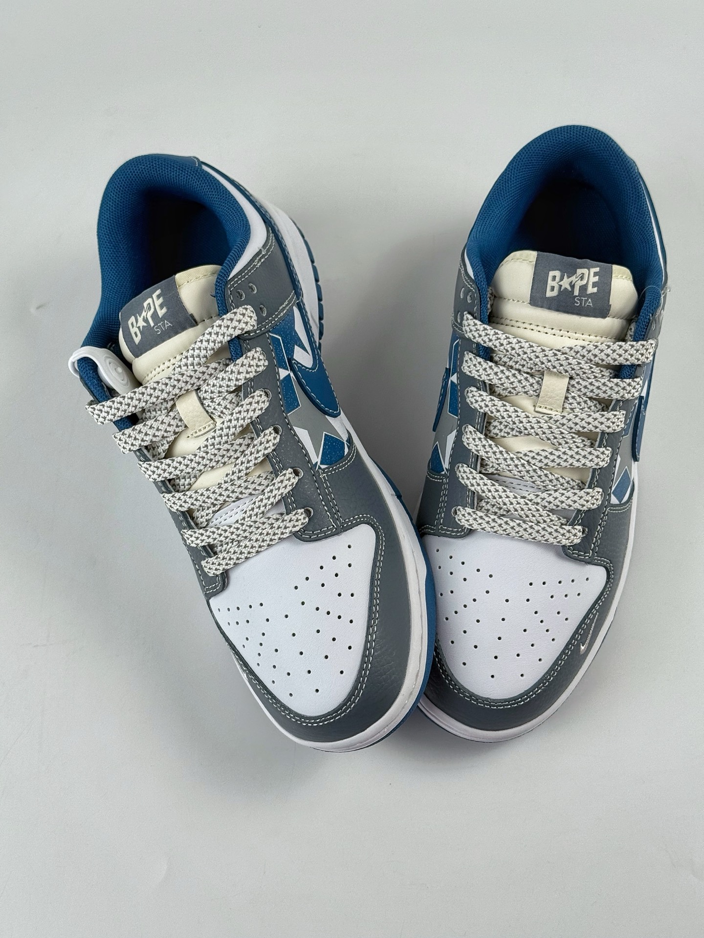 240 Nike SB Dunk Low x BAPE 灰白蓝小勾满天星 HS2506-232-Chinese UA Cheap High Quatity Brand Clothes Bags handbags Sneakers wholesale wholesaler seller from China Factory suppliers Fashion Clothing Shoes best Quality Beautiful Price 240 Nike SB Dunk Low x BAPE 灰白蓝小勾满天星 HS2506-232