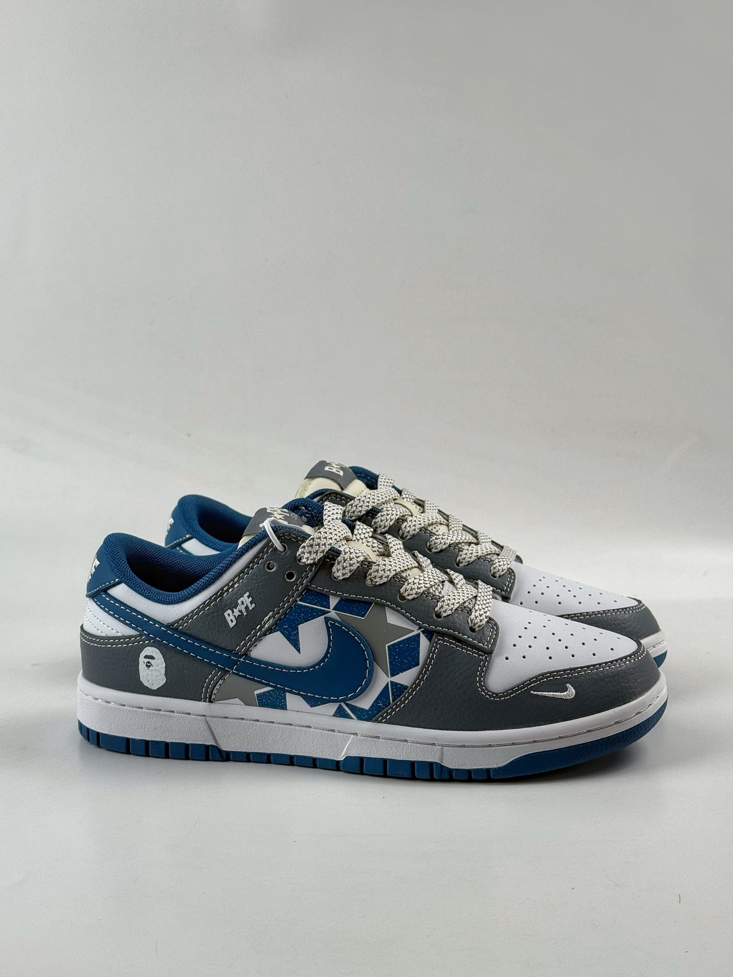 240 Nike SB Dunk Low x BAPE 灰白蓝小勾满天星 HS2506-232-Chinese UA Cheap High Quatity Brand Clothes Bags handbags Sneakers wholesale wholesaler seller from China Factory suppliers Fashion Clothing Shoes best Quality Beautiful Price 240 Nike SB Dunk Low x BAPE 灰白蓝小勾满天星 HS2506-232