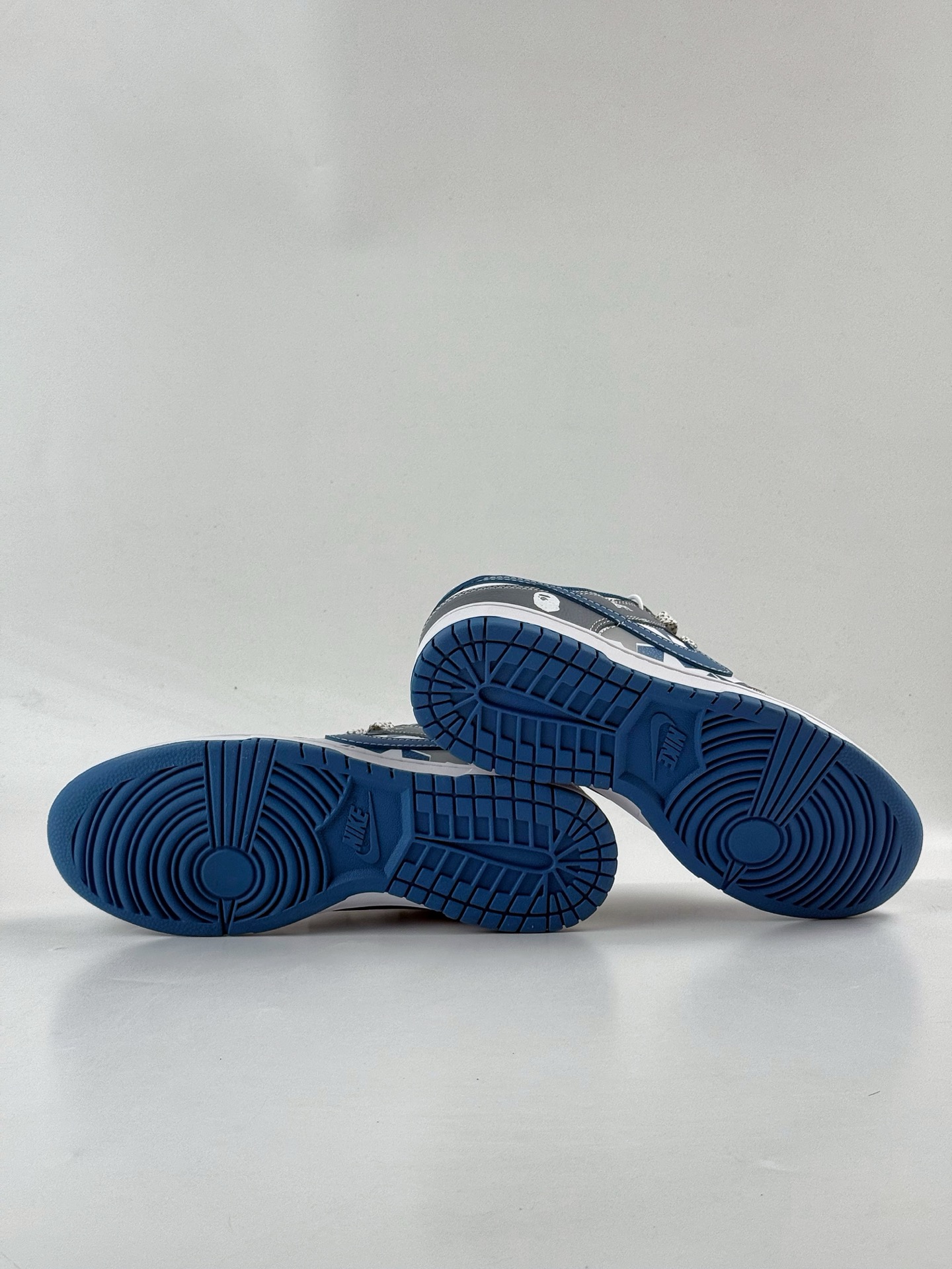 240 Nike SB Dunk Low x BAPE 灰白蓝小勾满天星 HS2506-232-Chinese UA Cheap High Quatity Brand Clothes Bags handbags Sneakers wholesale wholesaler seller from China Factory suppliers Fashion Clothing Shoes best Quality Beautiful Price 240 Nike SB Dunk Low x BAPE 灰白蓝小勾满天星 HS2506-232