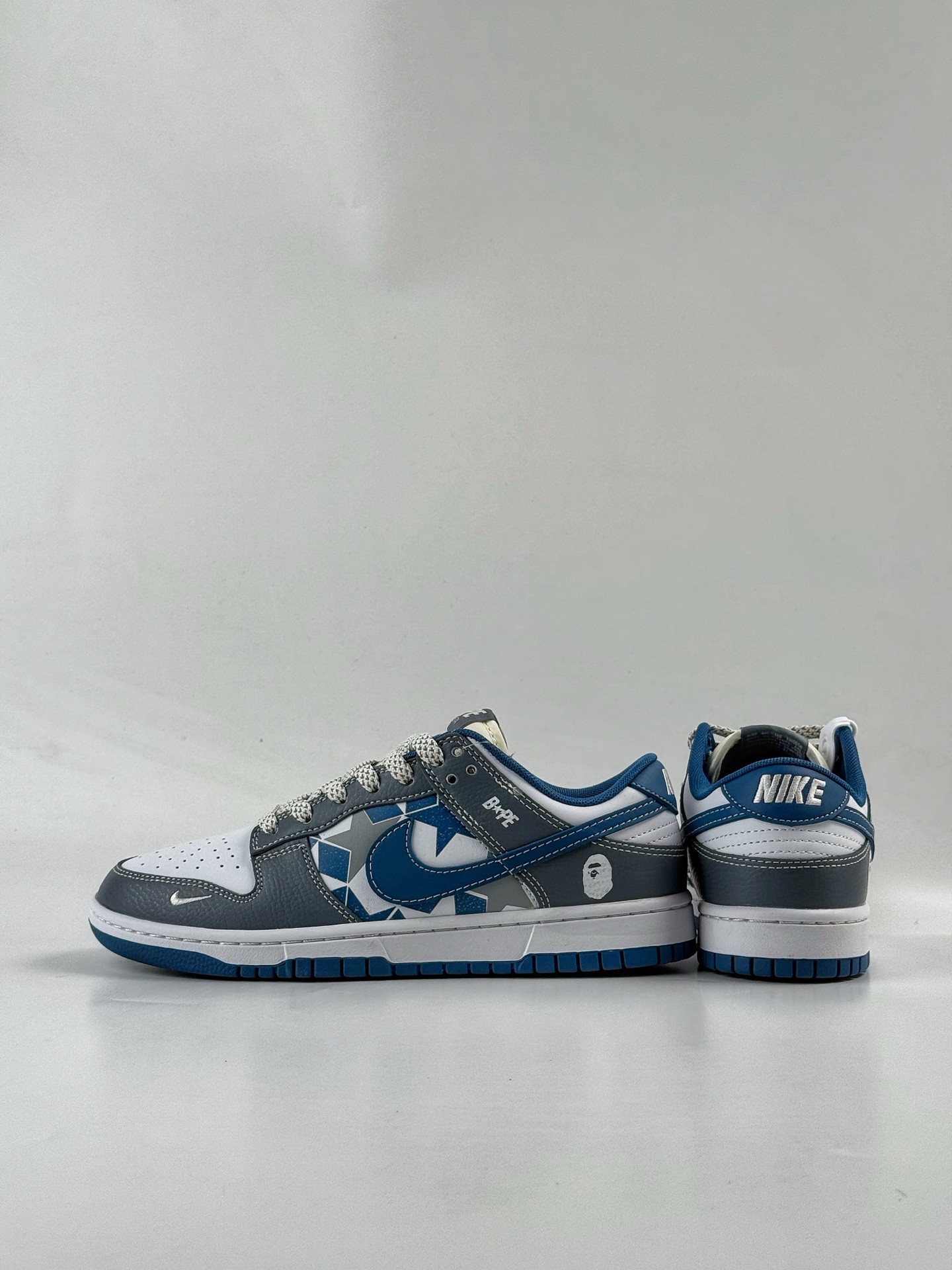 240 Nike SB Dunk Low x BAPE 灰白蓝小勾满天星 HS2506-232-Chinese UA Cheap High Quatity Brand Clothes Bags handbags Sneakers wholesale wholesaler seller from China Factory suppliers Fashion Clothing Shoes best Quality Beautiful Price 240 Nike SB Dunk Low x BAPE 灰白蓝小勾满天星 HS2506-232