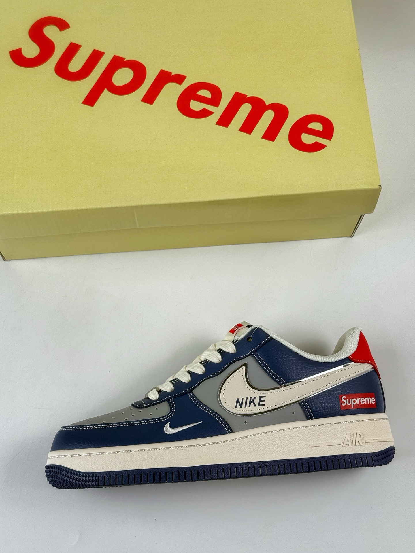 260 Nike Air Force 1 Low 07 x Superme 蓝灰白小勾 XD2588-602-Chinese UA Cheap High Quatity Brand Clothes Bags handbags Sneakers wholesale wholesaler seller from China Factory suppliers Fashion Clothing Shoes best Quality Beautiful Price 260 Nike Air Force 1 Low 07 x Superme 蓝灰白小勾 XD2588-602