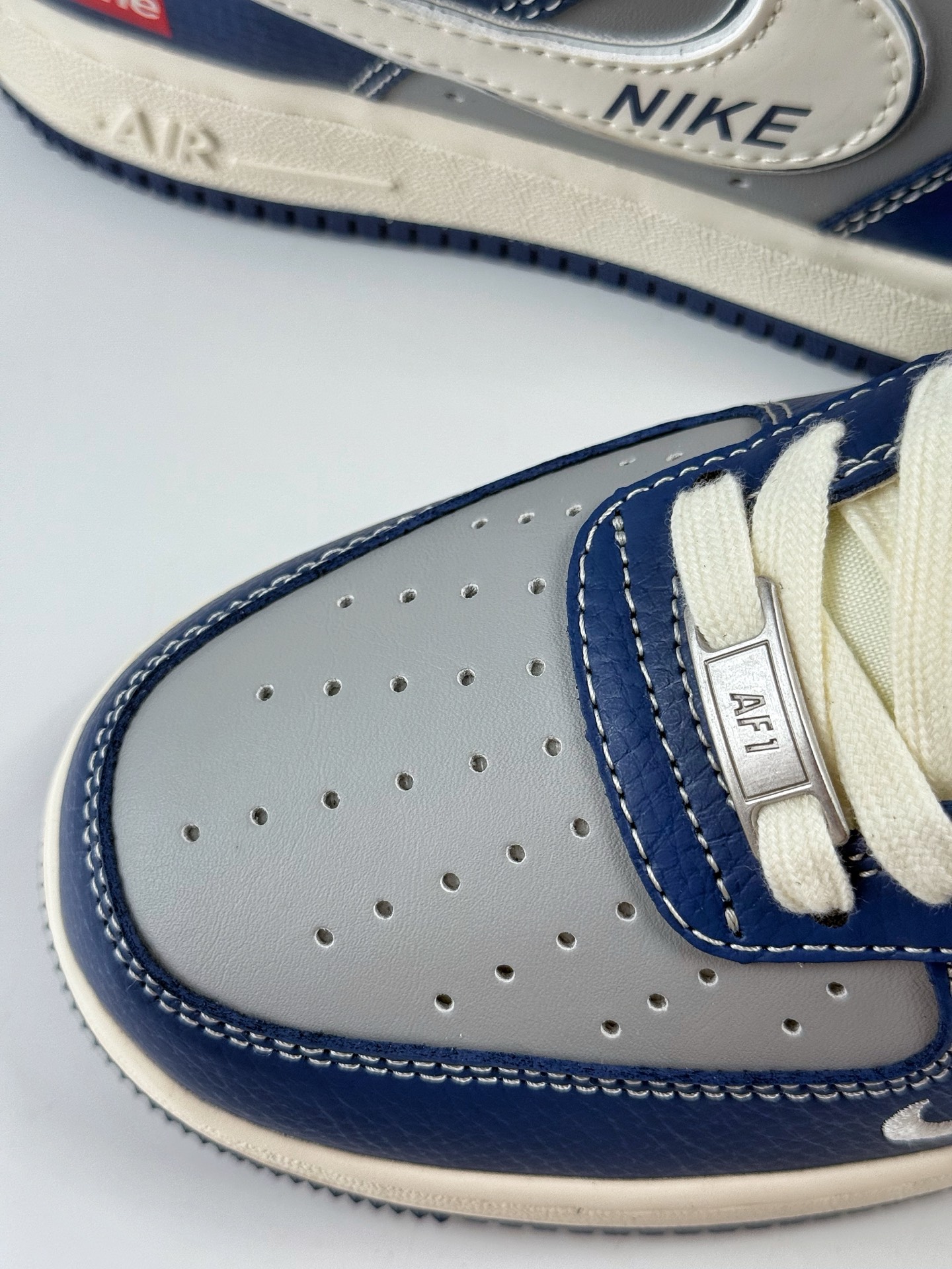 260 Nike Air Force 1 Low 07 x Superme 蓝灰白小勾 XD2588-602-Chinese UA Cheap High Quatity Brand Clothes Bags handbags Sneakers wholesale wholesaler seller from China Factory suppliers Fashion Clothing Shoes best Quality Beautiful Price 260 Nike Air Force 1 Low 07 x Superme 蓝灰白小勾 XD2588-602