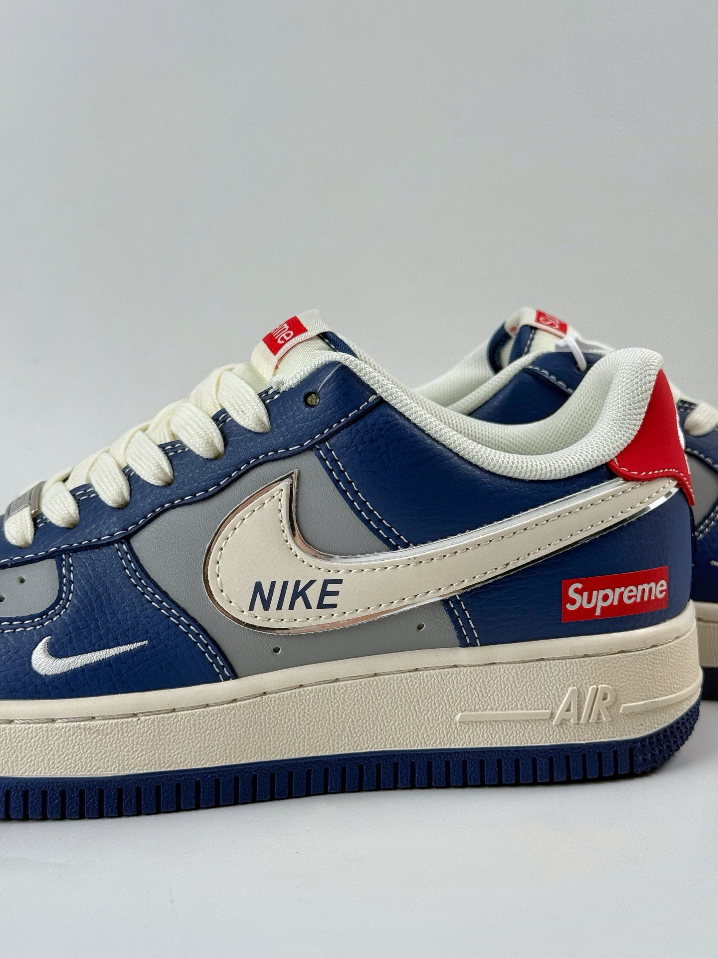 260 Nike Air Force 1 Low 07 x Superme 蓝灰白小勾 XD2588-602-Chinese UA Cheap High Quatity Brand Clothes Bags handbags Sneakers wholesale wholesaler seller from China Factory suppliers Fashion Clothing Shoes best Quality Beautiful Price 260 Nike Air Force 1 Low 07 x Superme 蓝灰白小勾 XD2588-602